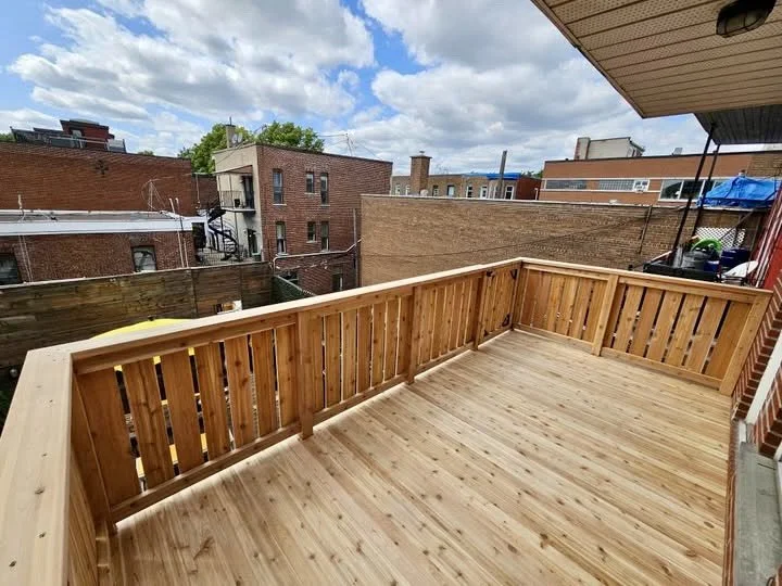 Balcon en bois cedre avec garde-corps sur mesure