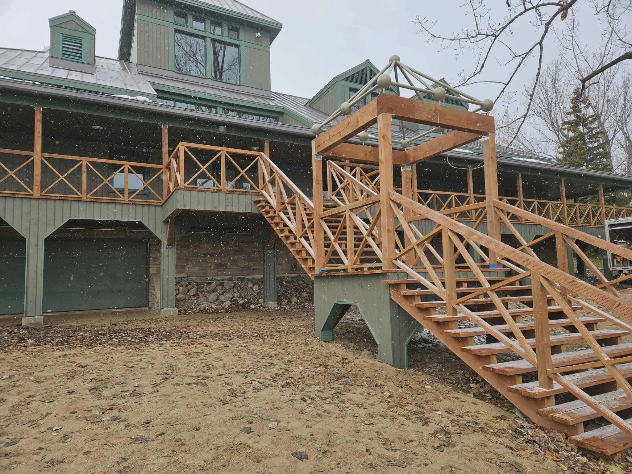 Terrasse commerciale du pavillon des activités nautiques du Parc Jean Drapeau - Montréal