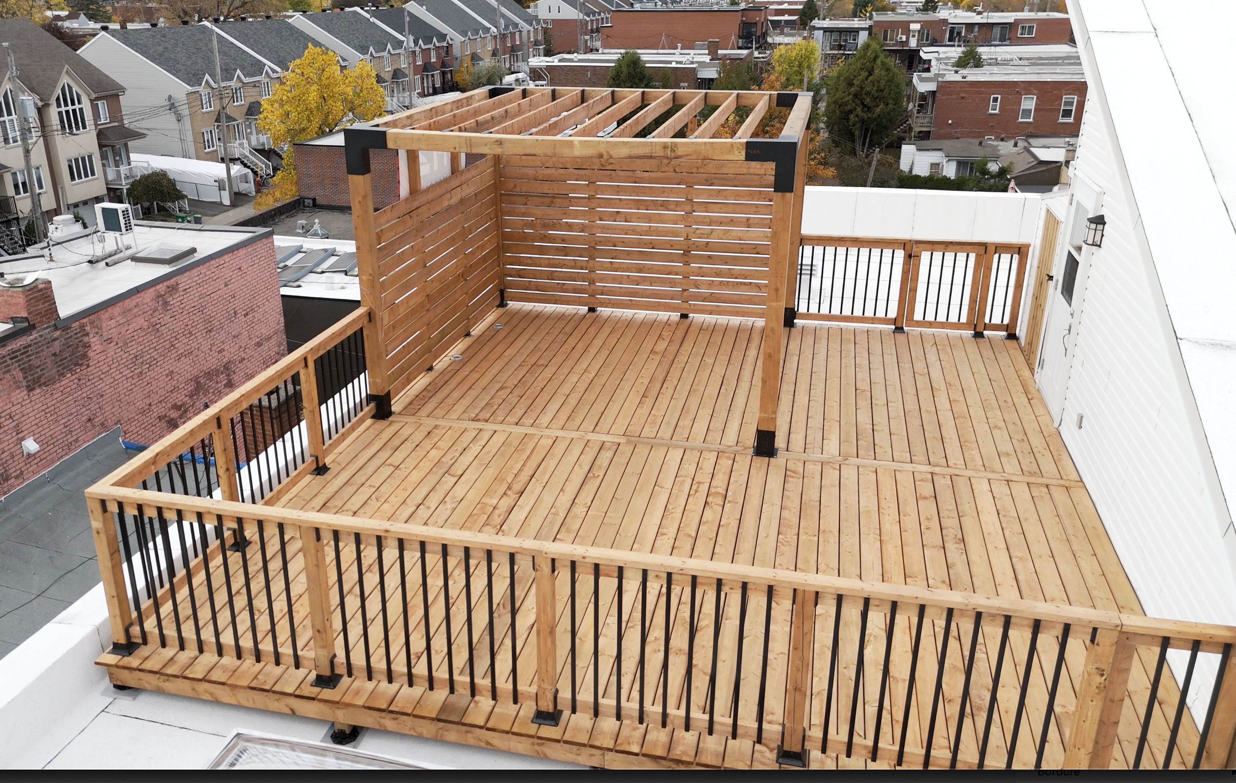 Terrasse en bois traité avec pergol.png