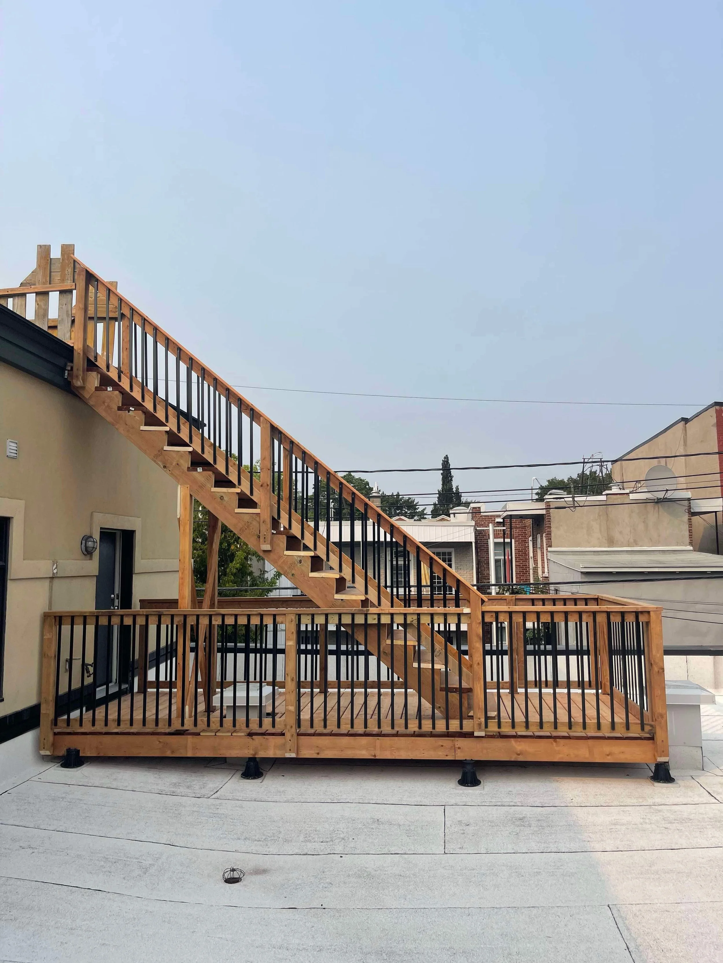 Escalier d'accès au toît terrasse en bois traité 