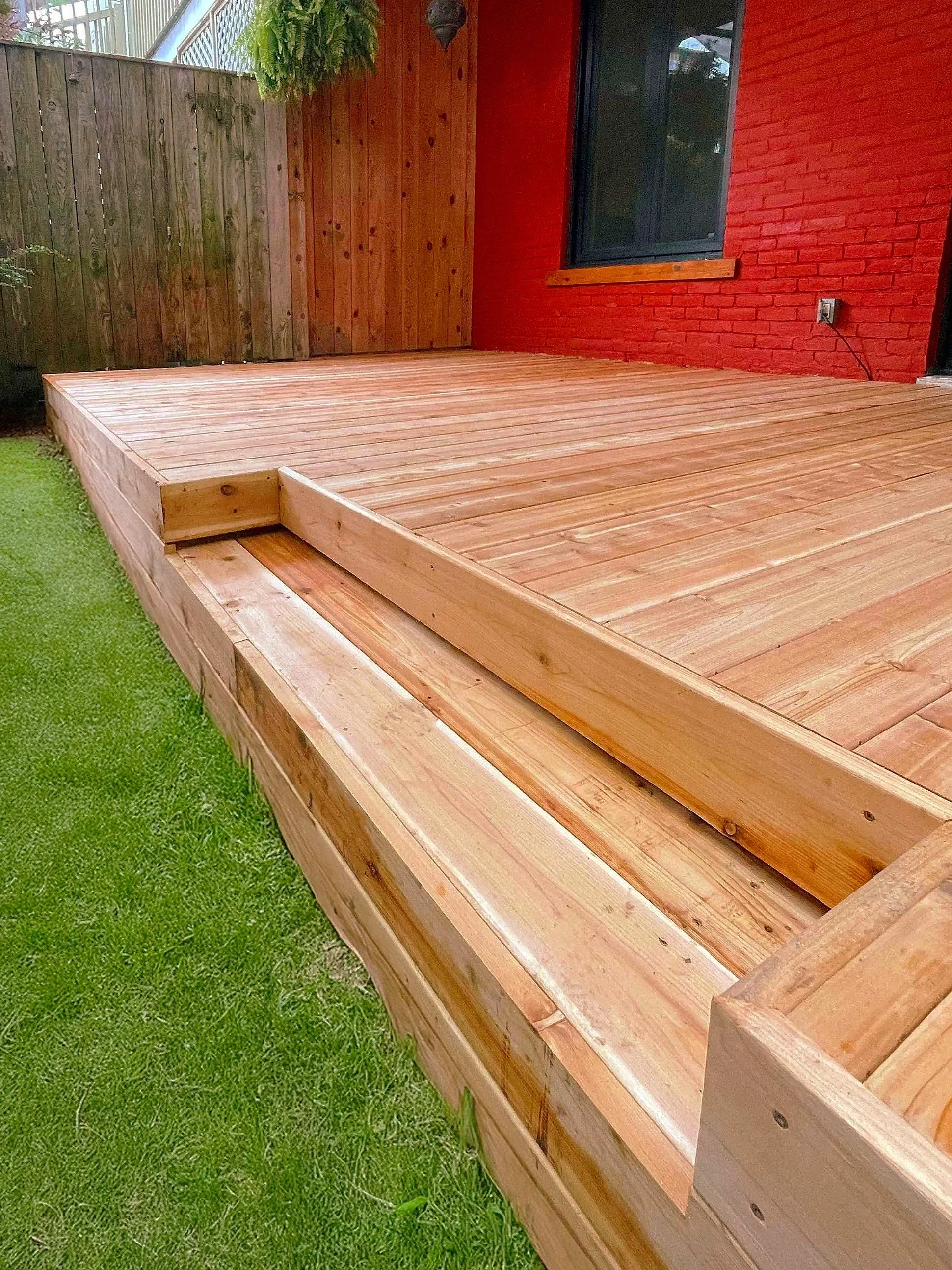 Balcon en cèdre embouveté réalisé par Pluo Construction