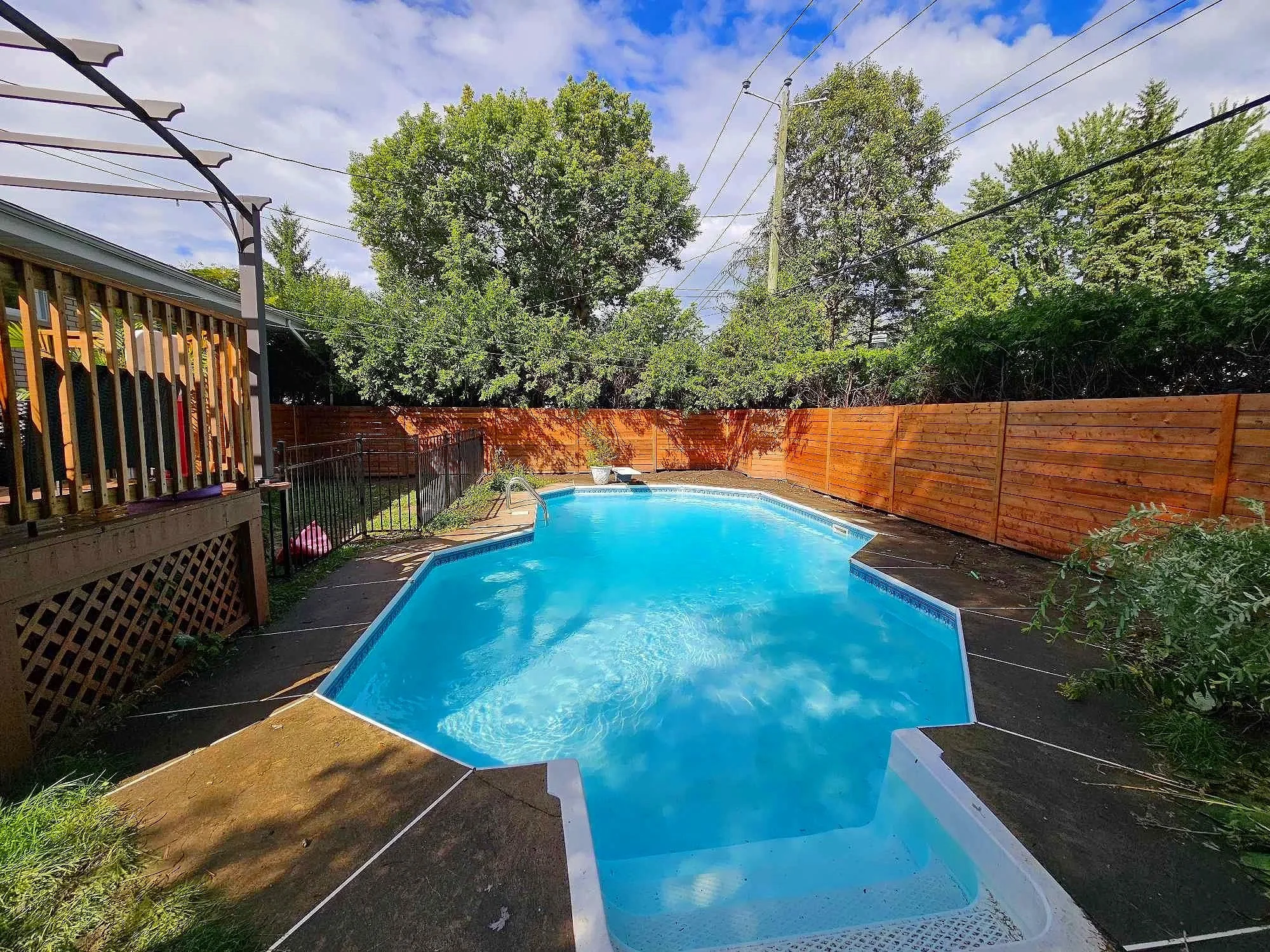 Clôture pour piscine et en bois réalisée par Pluo Construction