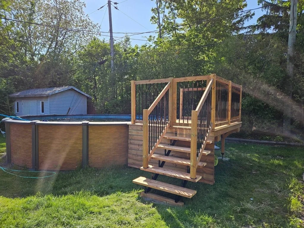 Deck a piscine avec rangement sous. 
