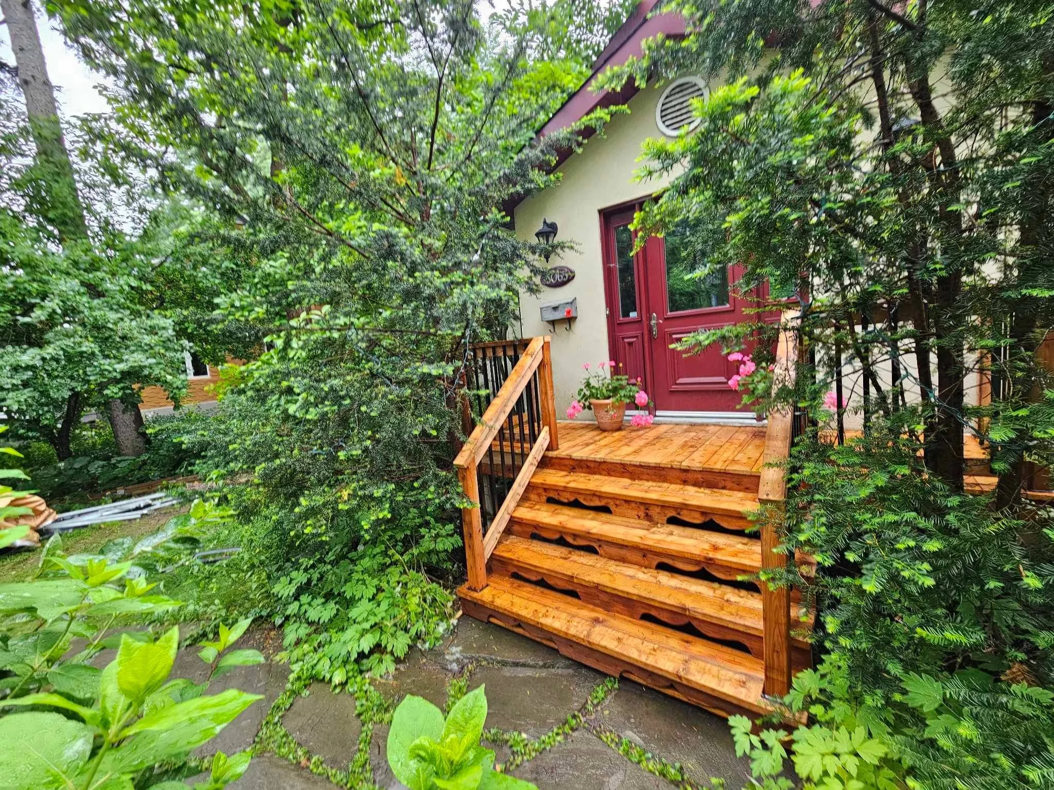 balcon avec escalier en bois sur mesure a rosemont