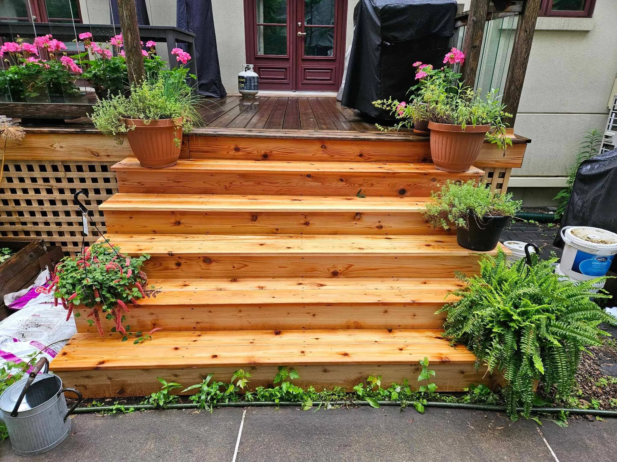 Escaliers en bois menant à une terrasse, cedre 