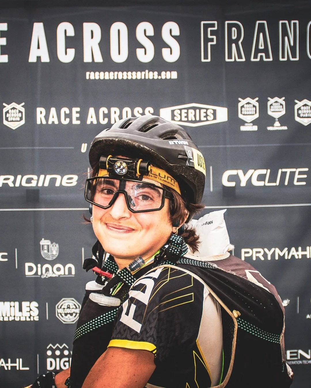 🥉 Claire Bannwarth finishes 3rd in her category at the 2500 km Race Across France. And very few people saw it coming. 🚴&zwj;♀️ 

A renowned trail runner. Podiums. Mountain feats. But ultra-cycling? Unknown territory. Claire arrived in Dinan for the