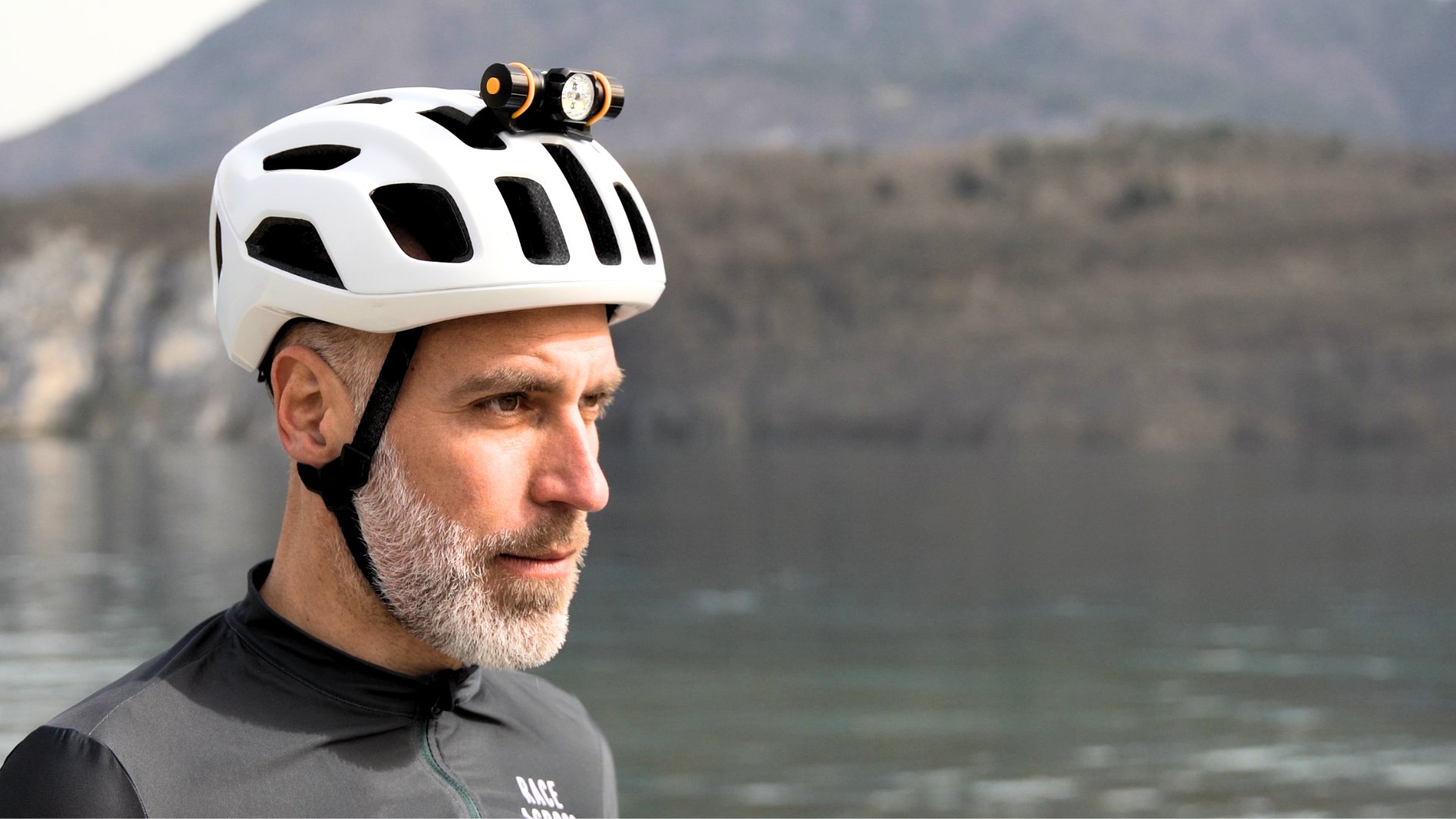 Lampe sur casque en ultra-cyclisme : pourquoi l’utiliser et comment bien la fixer