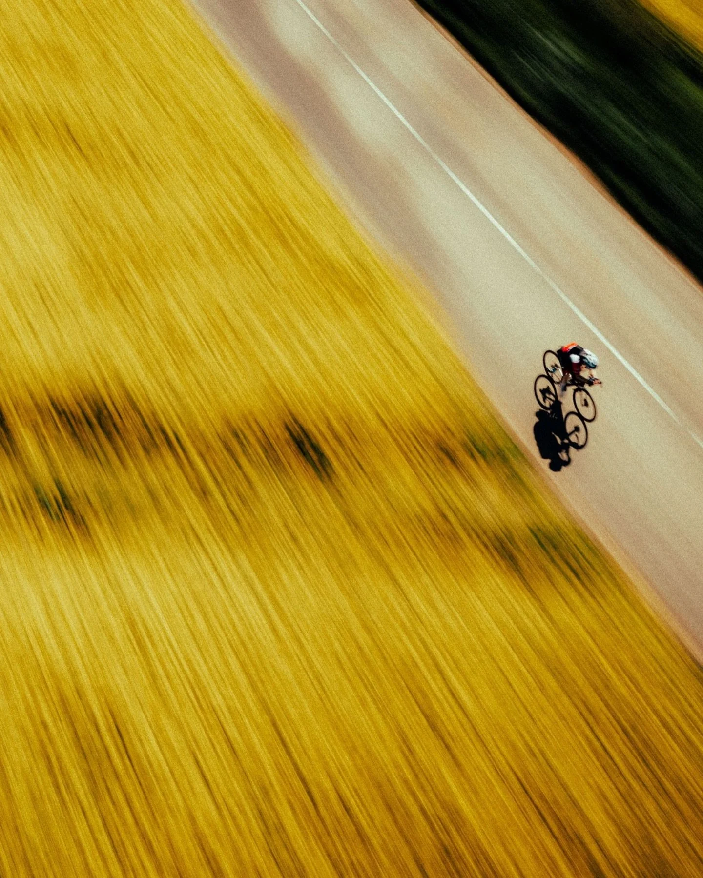 🇬🇧👀 In pictures: what the cyclists saw throughout this stage 🚴&zwj;♀️

Endless rapeseed fields, golden light leading the way 🌾
Crossing Amiens, between effort and curiosity
A must-stop: finding the perfect bakery 🥖 and that coffee that brings y