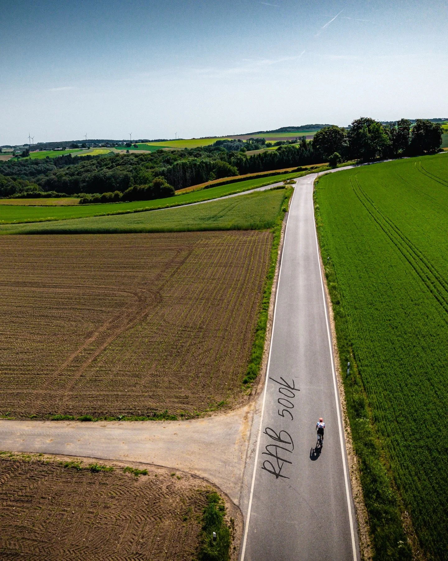 🇬🇧✨ Recap of this incredible day ✨

Stunning landscapes across Belgium 🇧🇪, the start of the 500 km ride this morning, smiles all along the road, and that unique energy that brings every passionate rider together 🚴‍♂️

Ultra-cycling at its finest