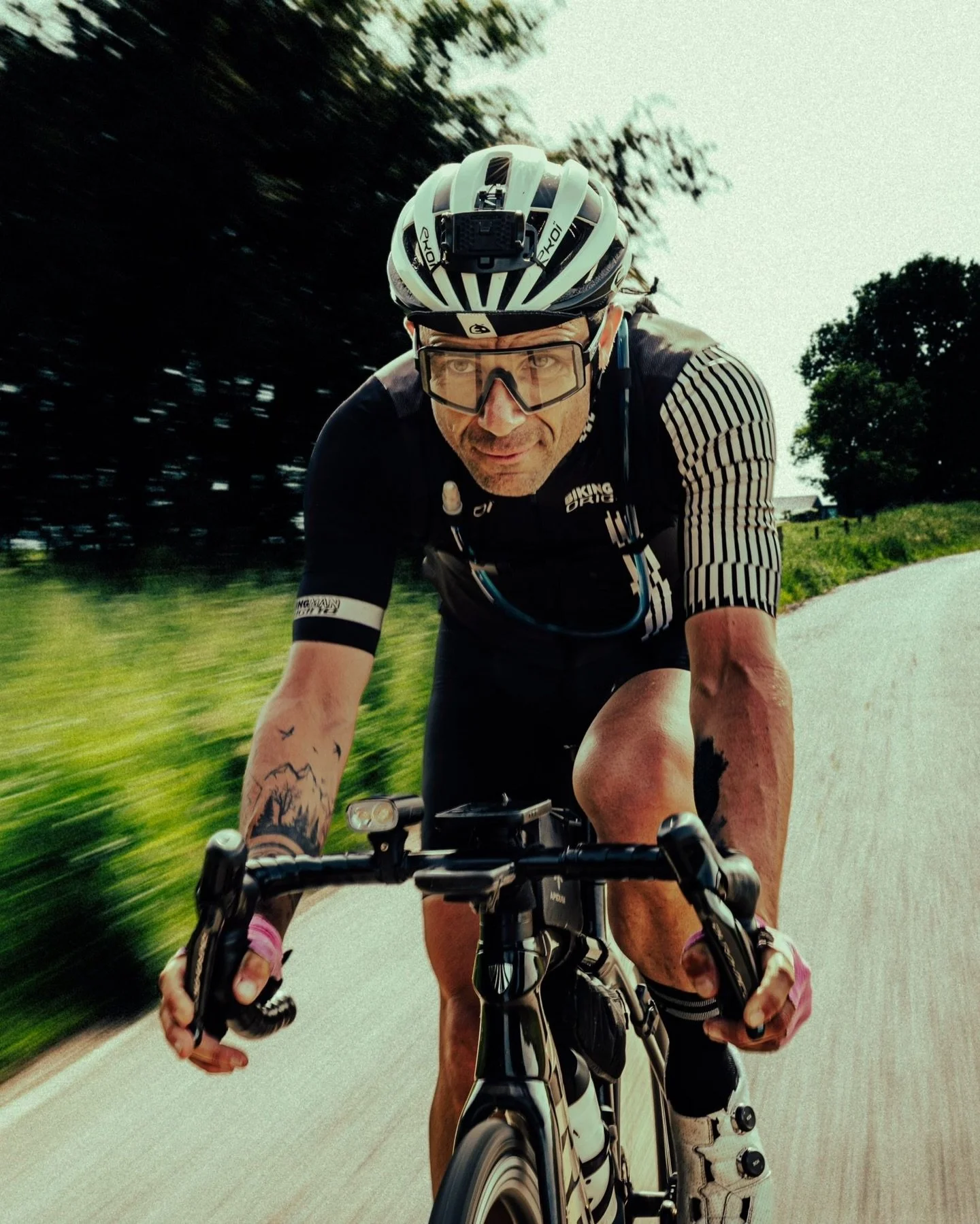 🇬🇧🚴&zwj;♂️ On the road 

300, 500, 1000 km. Three distances on the road, one shared intensity.

Focused face of F&eacute;lix d&rsquo;Ursel on the 500 km.

Mayeul Berthier in full attack mode, completely locked in to fight for the win on the 500 km