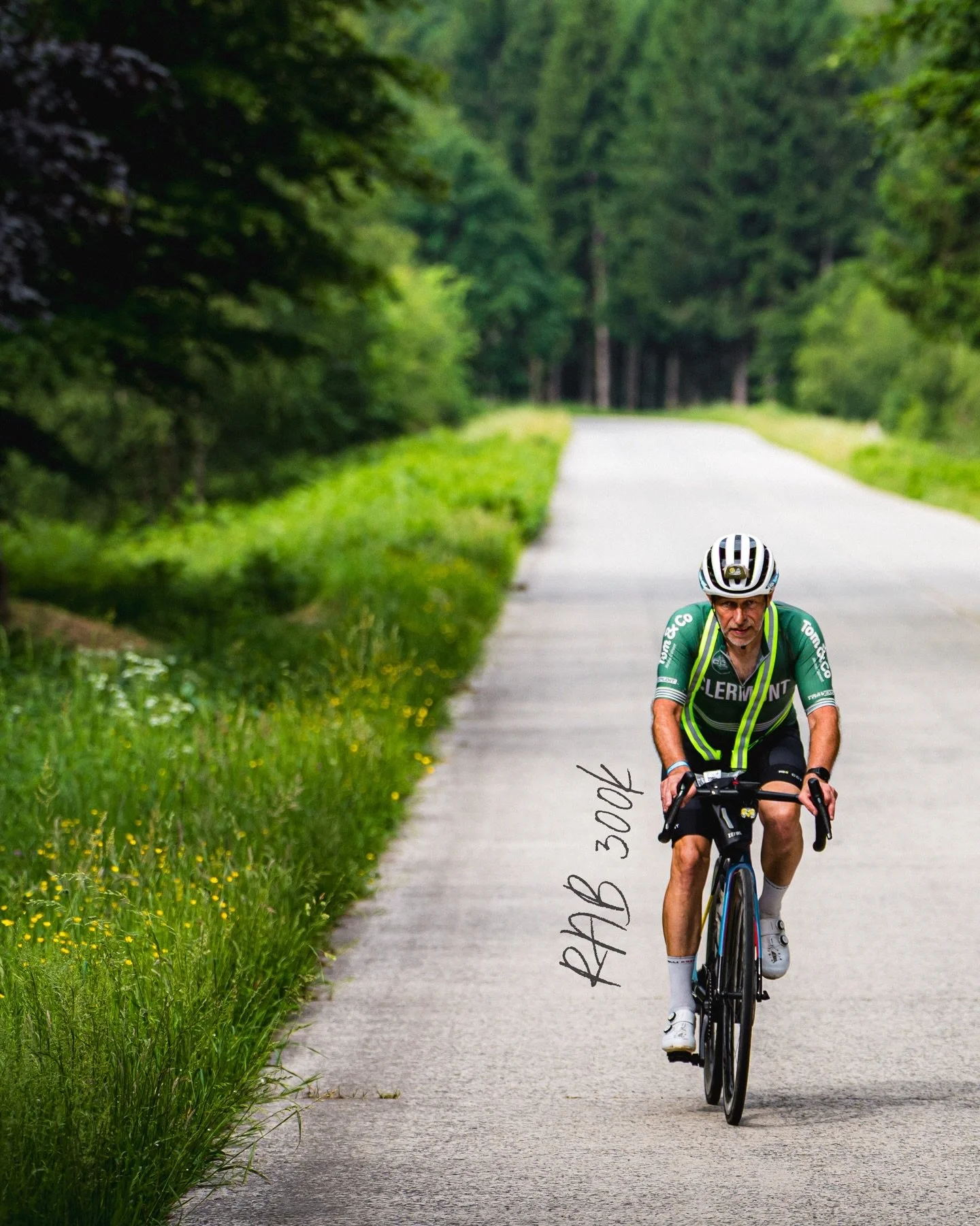 🇬🇧☀️ This morning, the riders in the Race Across Benelux 300 km set off under beautiful sunshine.

Since the start, they’ve already passed through stunning landscapes, from scenic country roads and charming villages to breathtaking views that make