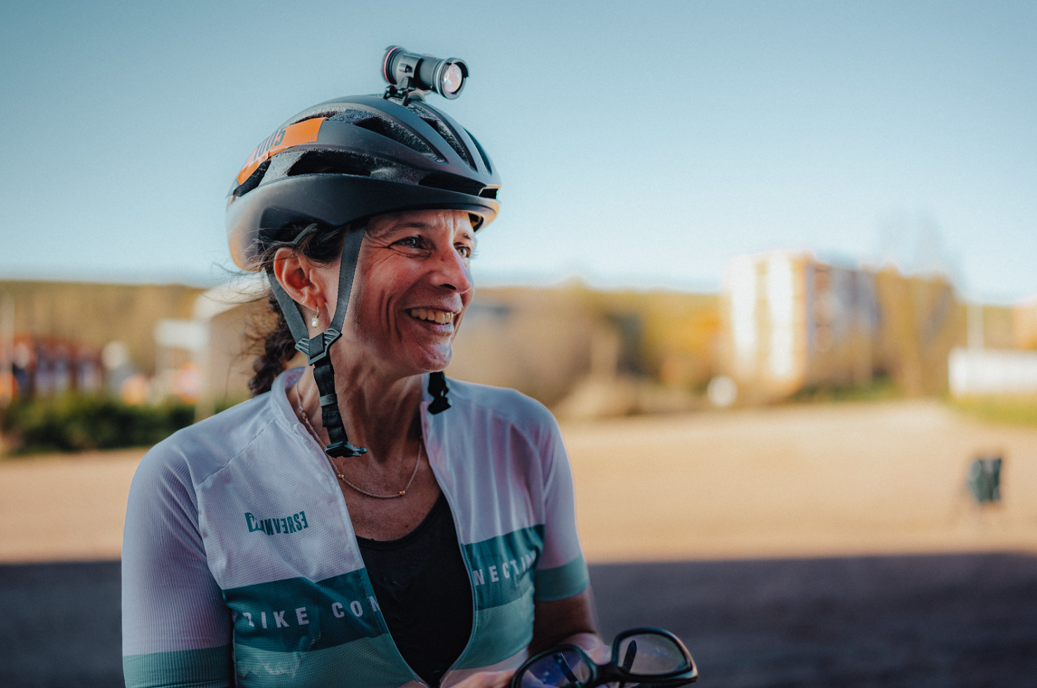 Ciclista participante en la Race Across Spain, sonriendo durante un descanso de la prueba de ultraciclismo.