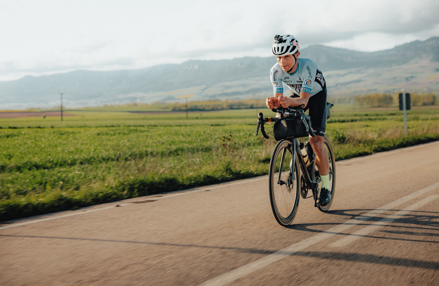 El ganador de la Carrera a través de España, Nicolas Chatelet, concentrado en su esfuerzo durante una etapa de ultraciclismo.