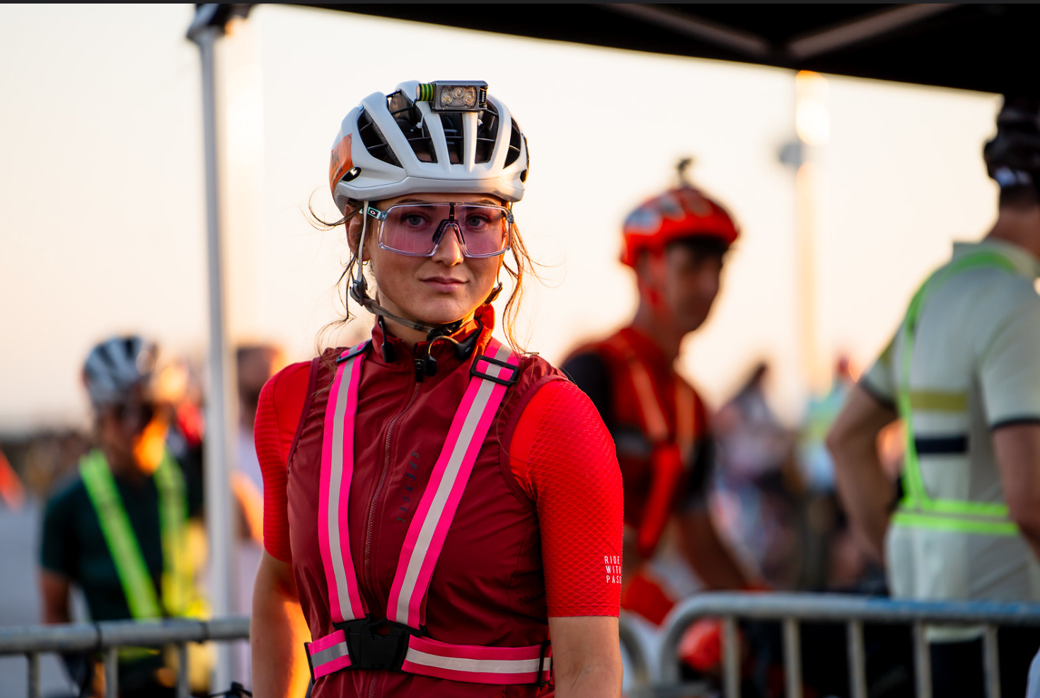 Ciclista participante en la Carrera a través de Francia, concentrado en la línea de salida, listo para afrontar el desafío ultracíclico.