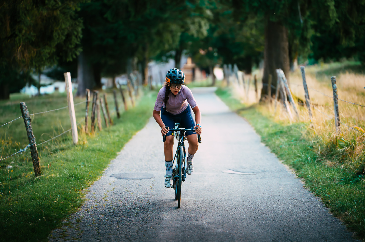 Pauline Gaidet de face portant un casque pendant son épreuve de la Race Across Switzerland 2025
