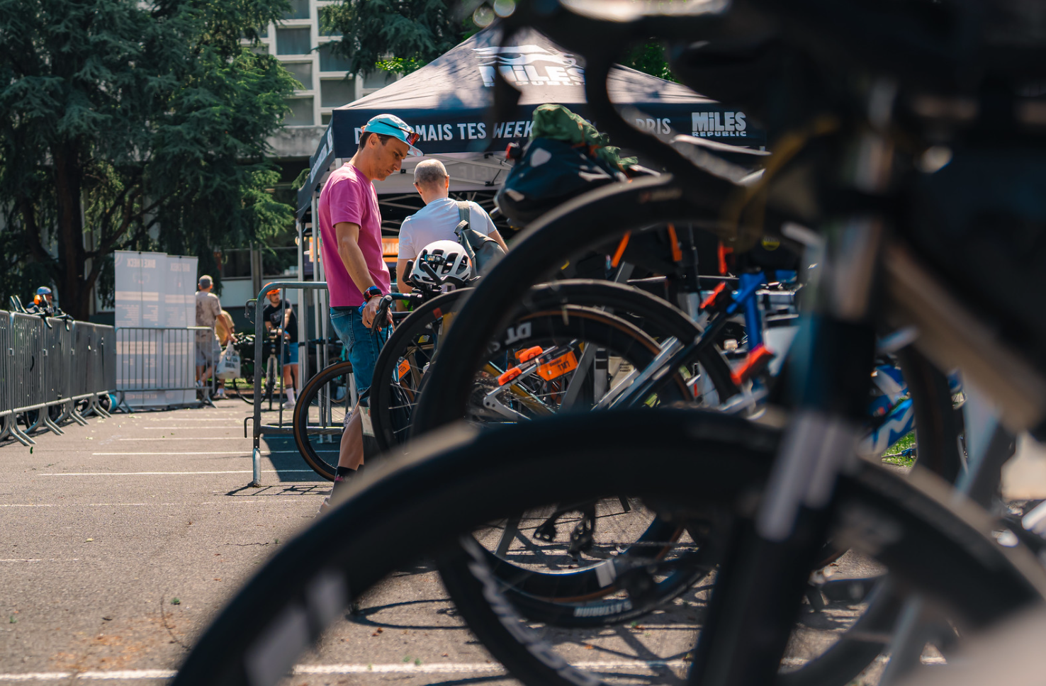 Bicicletas alineadas en la salida de la Carrera a través de Francia, lo que ilustra la preparación y la organización que son esenciales en el ultraciclismo.