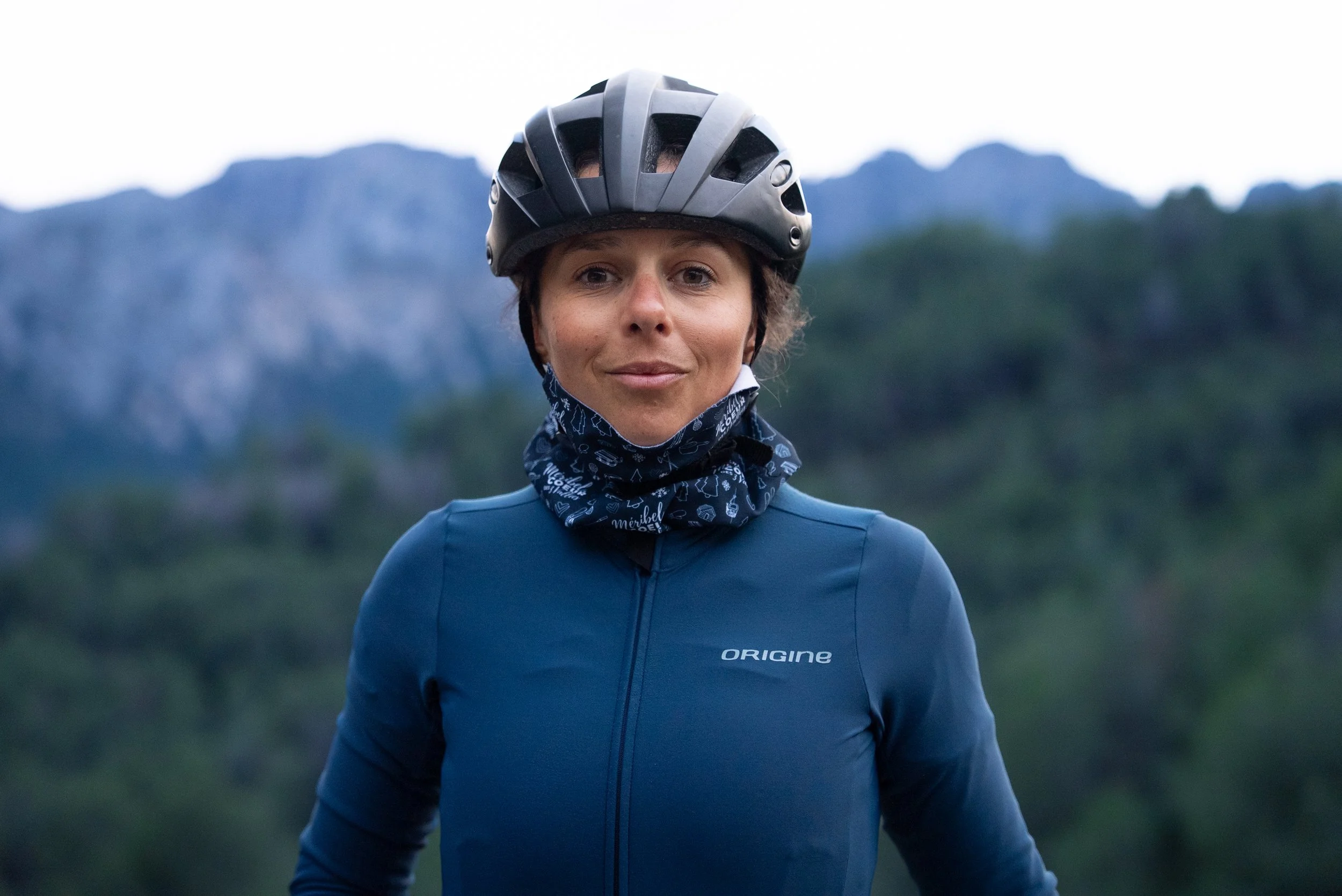 Pauline Gaidet de face portant un casque pendant son entraînement en ultra-cyclisme pour la Race Across France 2500 km