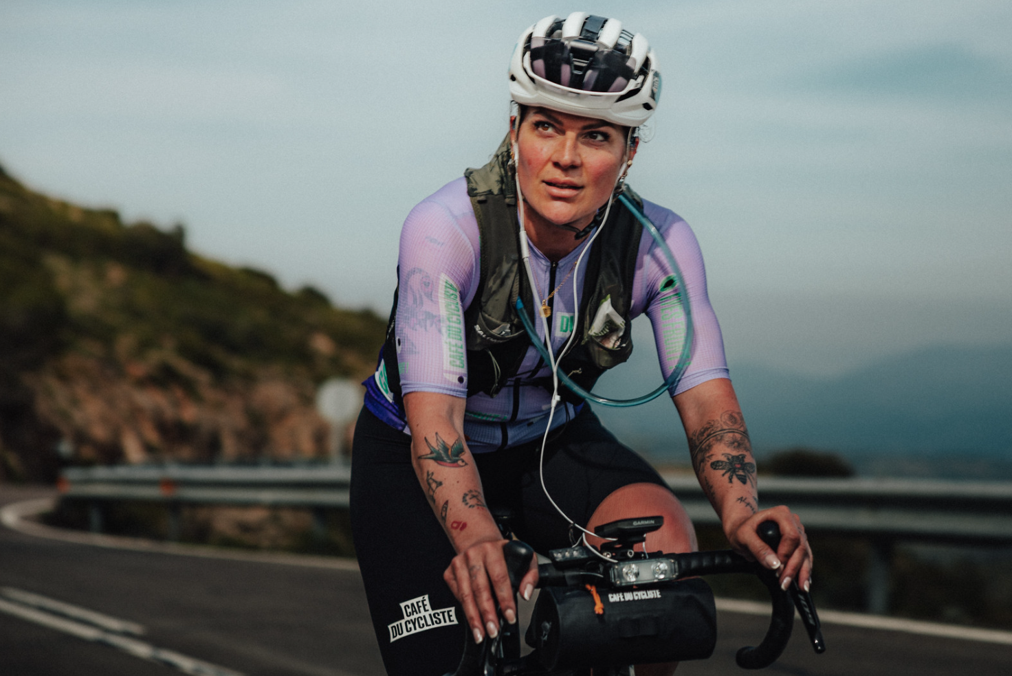 Ciclista que participa en la Carrera a través de España, concentrada en su esfuerzo mientras sube, símbolo de determinación en el ultraciclismo.