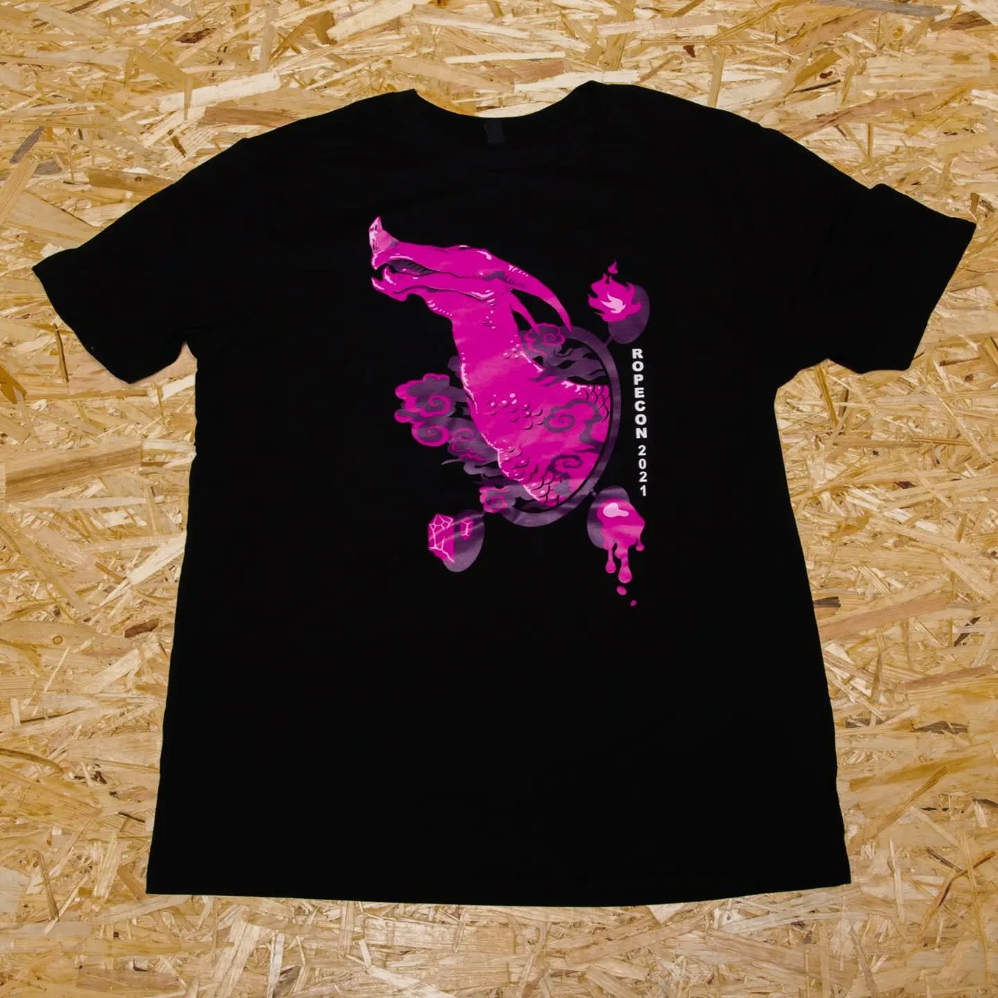 EarthPositive EP01 Black unisex T-shirt 100% luomupuuvillaa 👕💚

4-v&auml;ripainatus - Ropecon 2021 ⚔️🐉🎲