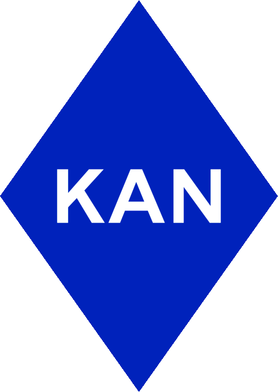 Синій знак у формі ромба з білим написом «KAN» великими літерами в центрі.