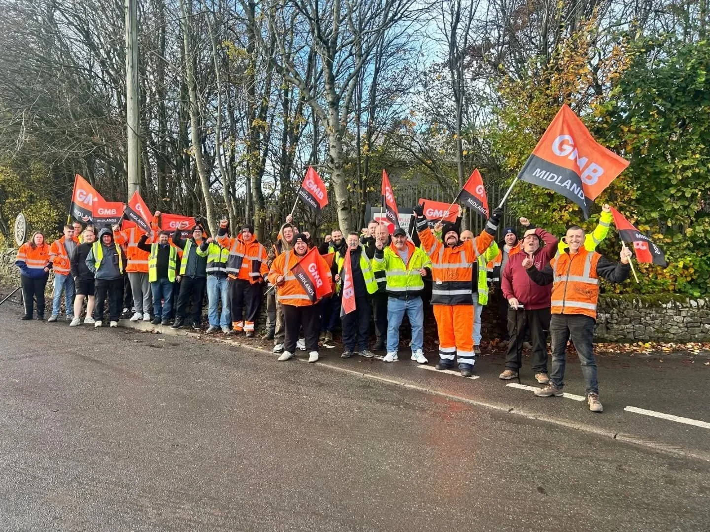 🚧 Morale is high on the picket at @altradbelle

💰 The company makes huge profits.

🥜  The highly skilled manufacturing workers make just over minimum wage. 

👷&zwj;♂️👷&zwj;♀️ The workers speak with one voice: a pay packet of pennies won't cut it