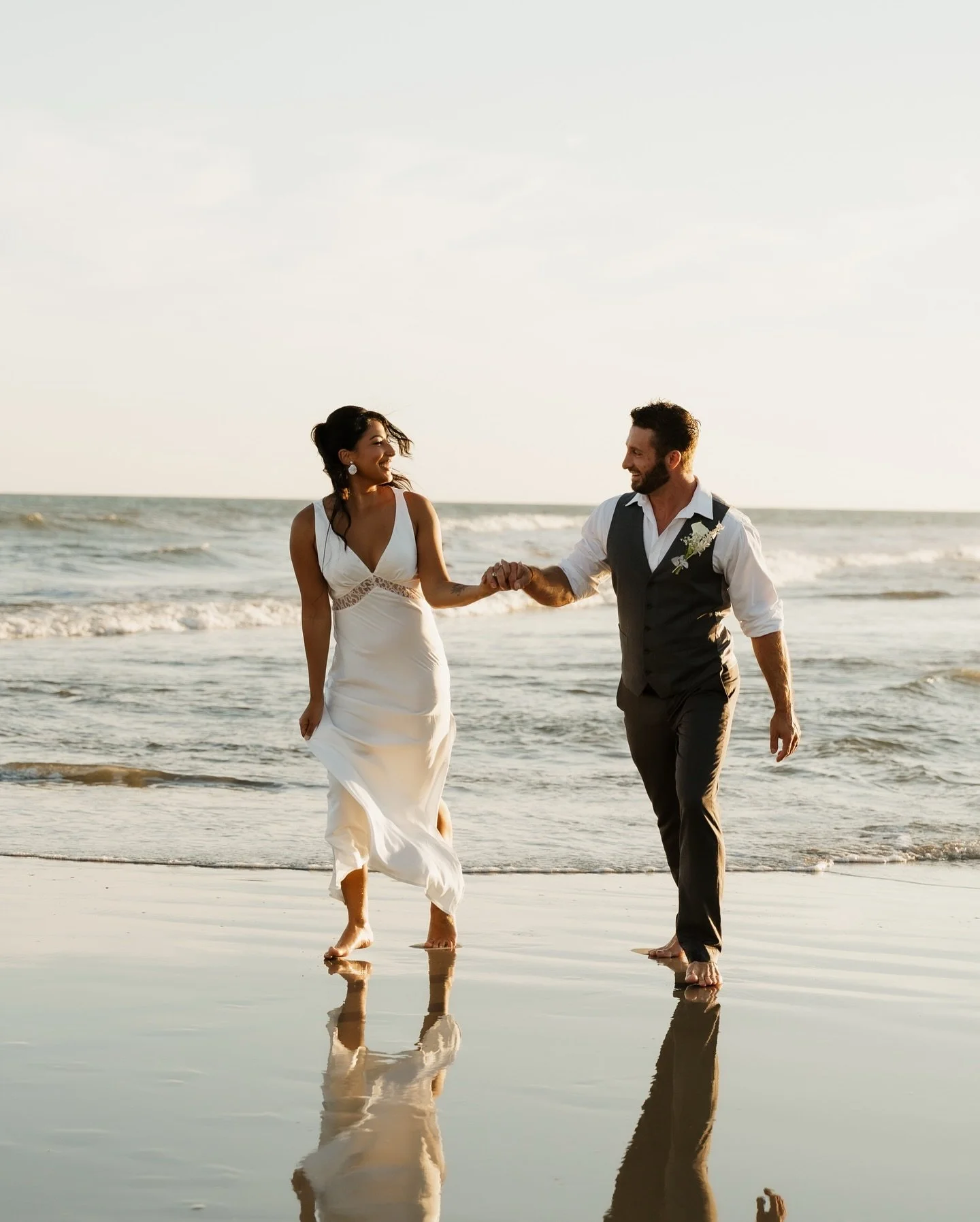 Nunca deja de parecerme mágico este escenario 🌊
.
Hots: @styled.shoots.by.jessica @gabhartmedia 
HMUA: @chopchop.beautyclub @sovran_beauty 
Models: @mariamspr 
.
#santateresacostarica #costarica #wedding #weddingphotography #beachelopement #b