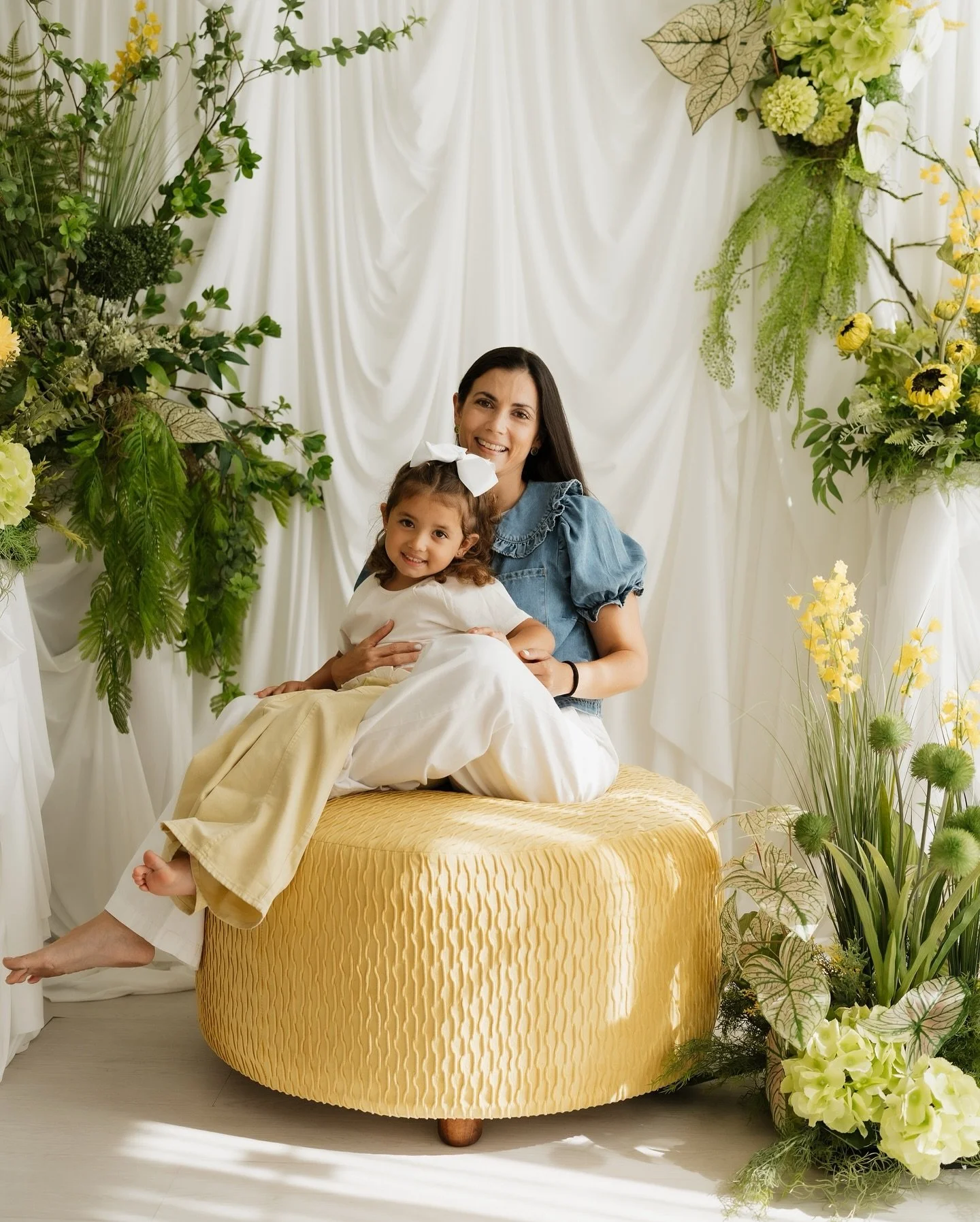 Las primeras fotografías en el set del Día de la Madre🌼 Emocionada de recibir a todas las mamás en @filtrostudiocr y capturar cada historia de una forma especial!
.
#photographer #photoshoot #motherhood #mothersday #diadelamadre