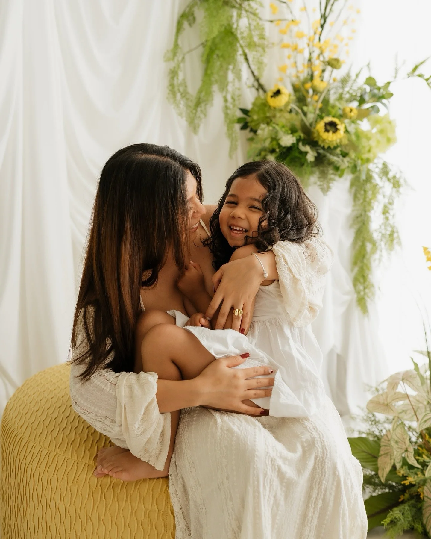 Cami y Hellen💛 esa conexión única entre mamá e hija que nadie la puede explicar! 
.
#mothersday #costarica #diadelamadre❤️ #family #familyphotoshoot #photographer #fotografia #fotografo #photograohystudio #mommyandkids #sanjos&e