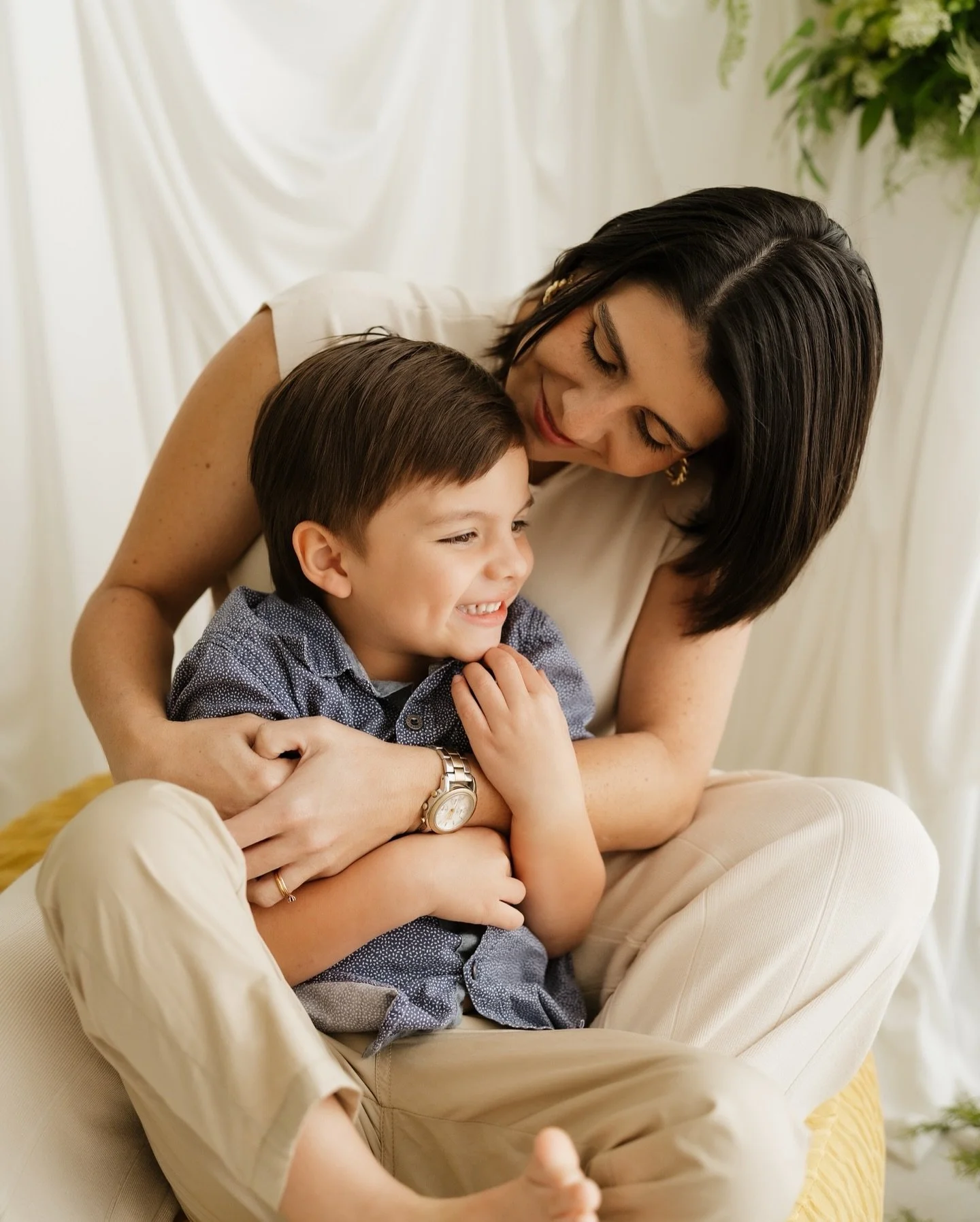 Pao y Nacho 💛 @filtrostudiocr 
.
#photographer #photoshoot #mothers #motherday #costarica #sanjosé #fotografadefamilia #familyphotoshoot #mamasboy #mamá