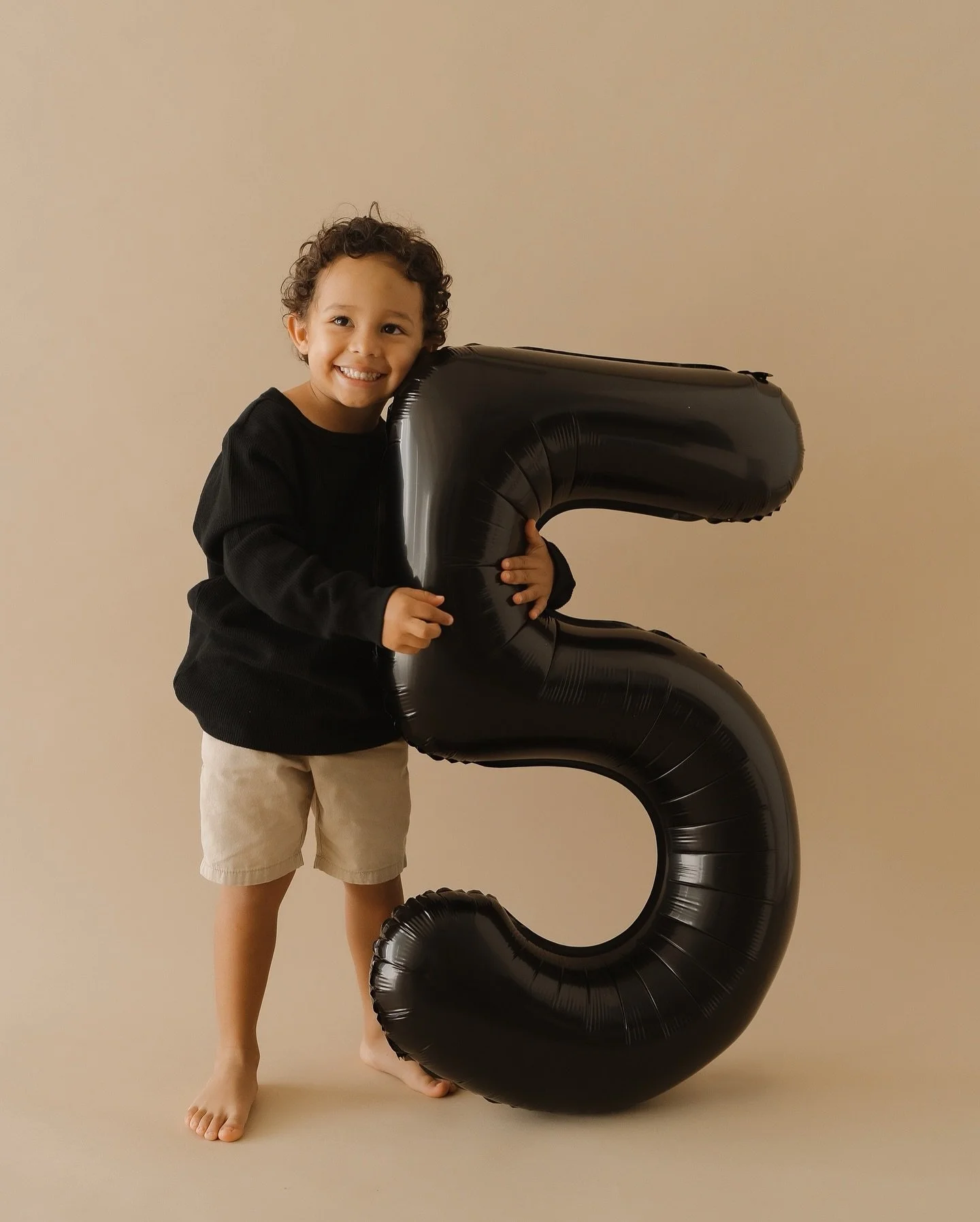 Dani cumplió 5 años y le hicimos una sesión con temática de Batman 🖤🦇 No les puedo explicar lo que amo hacer este tipo de sesiones donde capturamos no solo la personalidad de cada peque sin muchas poses sino tambié
