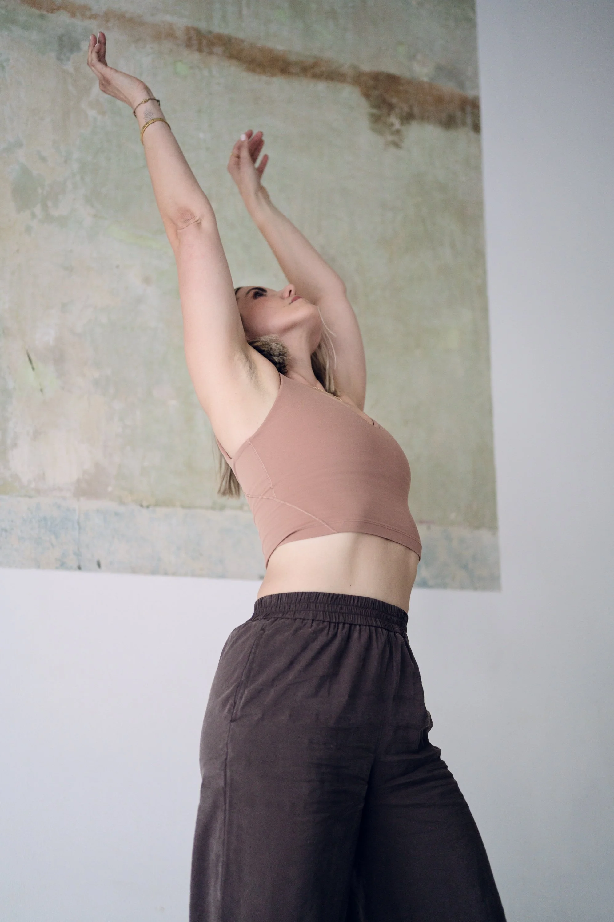 Mascha in Bewegung vor Wand