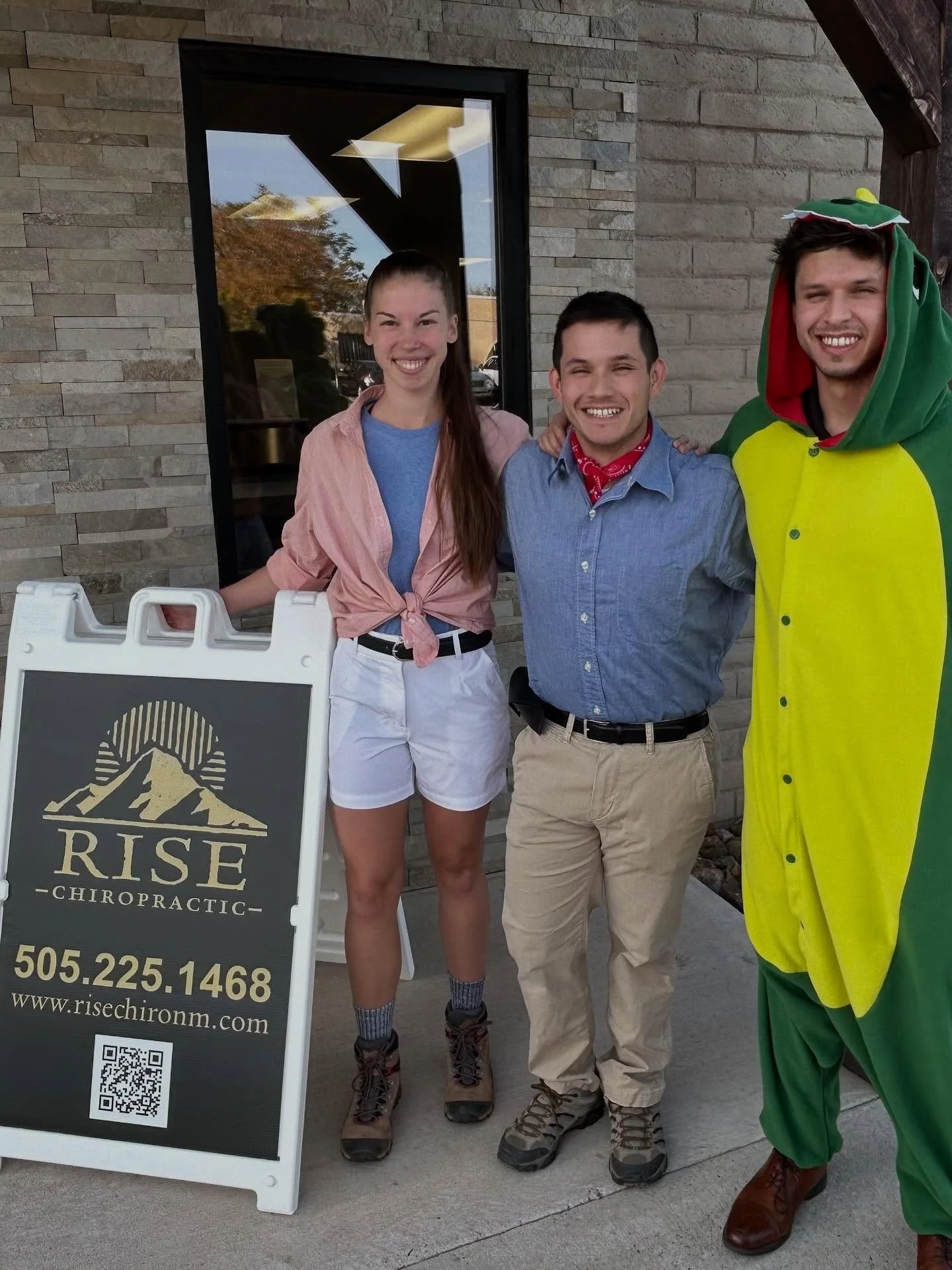 Happy Halloween from Ellie, Dr. Grant, and the Benjaminosaurus!! 🦖

#chiropractor #chiropractic #riorancho #newmexico #halloween #happyhalloween #jurassicpark #doctors #dino #dinosaur