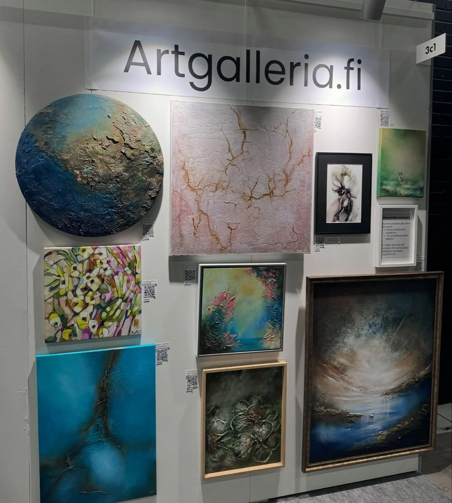 Jos viikonlopun suunnitelmat on viel&auml; auki, niin Habitare tarjoaa t&auml;ydellisen paikan l&auml;hte&auml; inspiroitumaan ja fiilistelem&auml;&auml;n designia ja taidetta! ✨ Paikan p&auml;&auml;ll&auml; taidekin n&auml;ytt&auml;&auml; aina ihan 