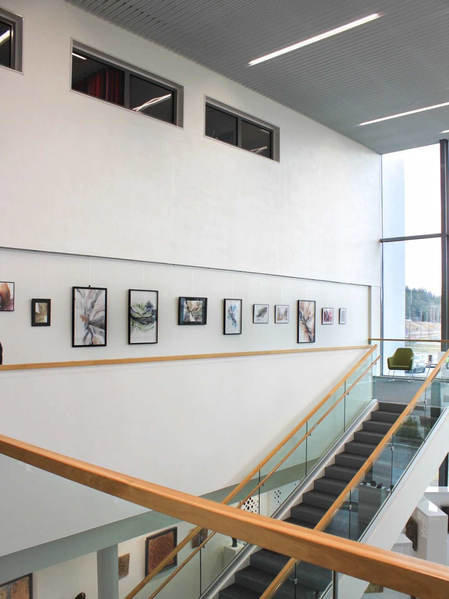 Pieni kurkistus Saumakohtia -taiden&auml;yttelyyni Kaarina-talossa! N&auml;yttely jatkuu 13.5. asti, k&auml;yth&auml;n kurkkasmassa! 🫶🏼 

#taiden&auml;yttely #kaarinatalo #abstraktitaide #taide #abstractart