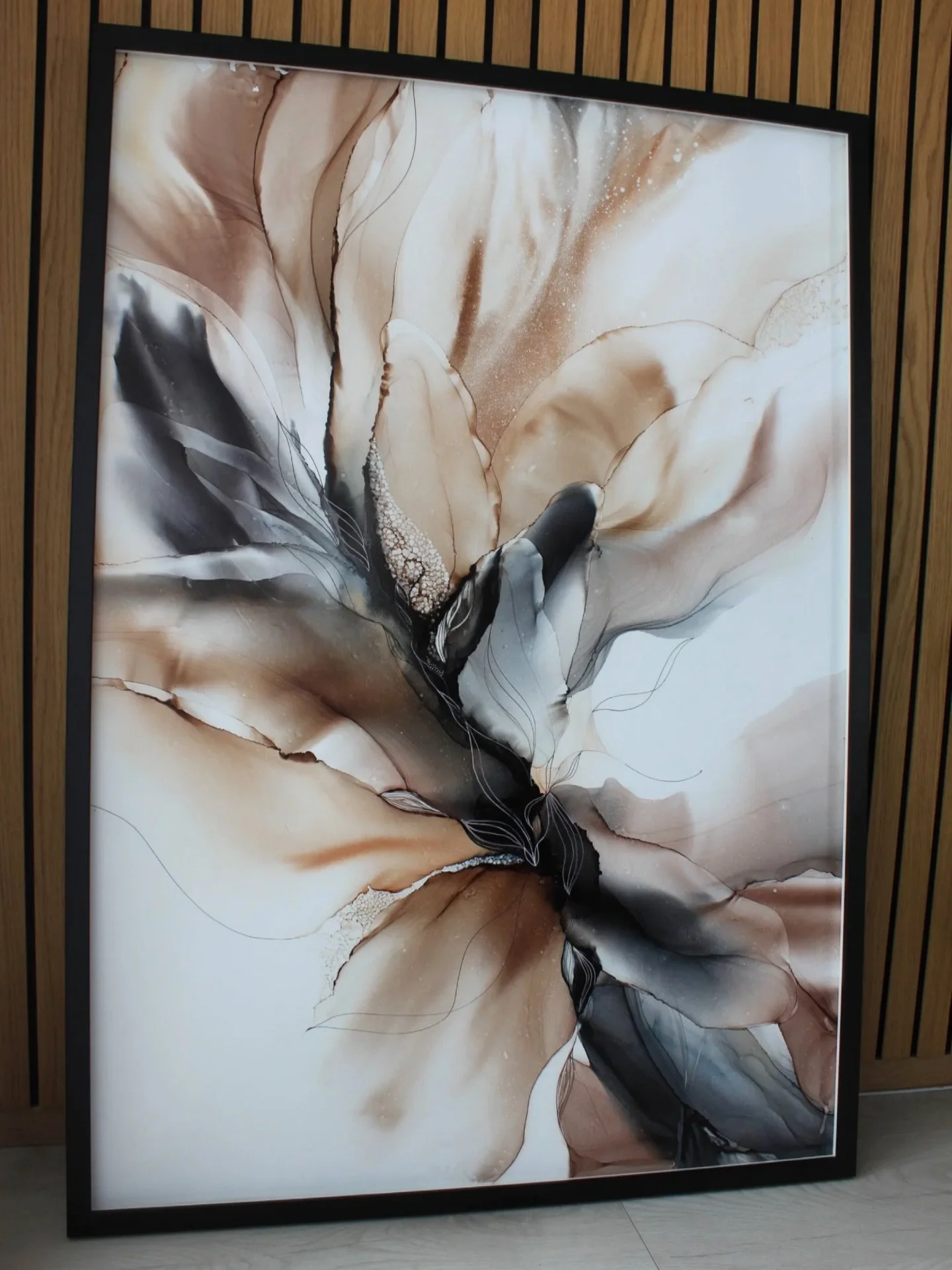 Luonnonl&auml;heiset s&auml;vyt, orgaaniset muodot ja voimakkaat kontrastit, niist&auml; on t&auml;m&auml; teos tehty 🤎 Saatavilla kehystettyn&auml; tai ilman! 

Held Between 
70x100 cm

#painting #abstractart #alcoholinkart #abstraktitaide #taidett