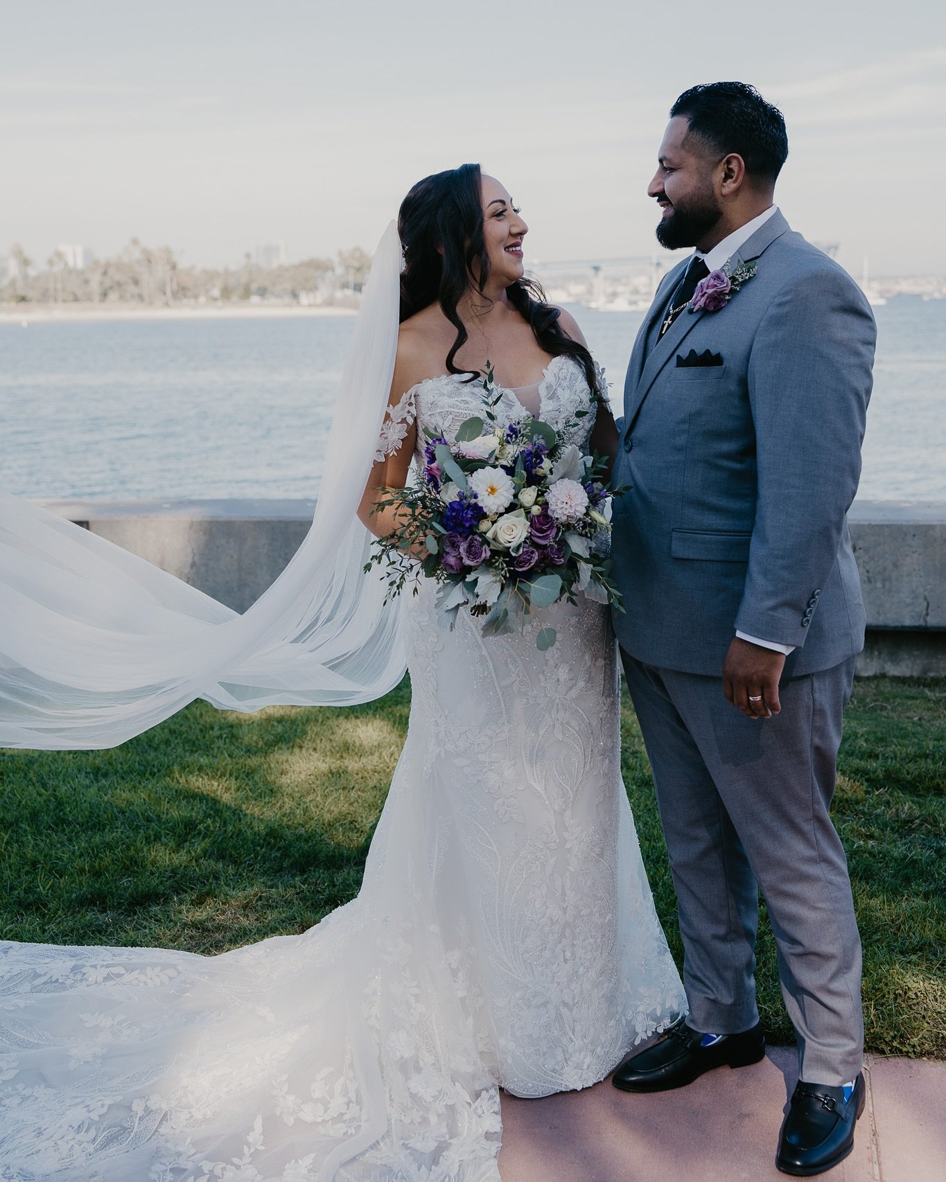 Spring has sprung, and so has wedding season! ✨ 
When choosing florals for your big day, here are a few tips to keep in mind

Venue @saltdriftpointe 
Coordinator @perfectoccasionevents 
Photographer @bookwithlili 

Go Seasonal: Spring blooms like peo