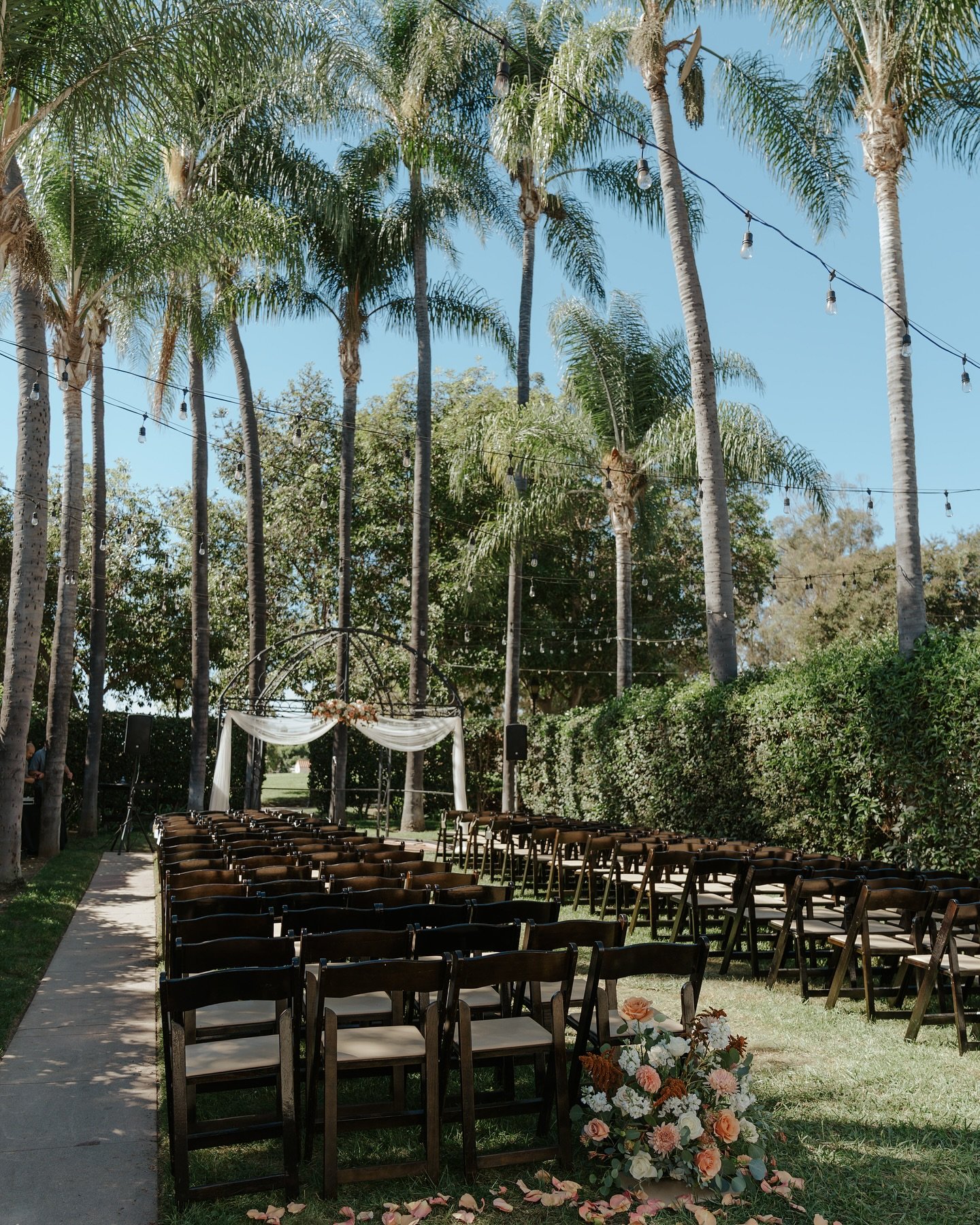 California dreamin 🌙🧡🥥✨

Venue @muckenthalermansion 
Photographer @mn_photography____ 
Coordinator @perfectoccasionevents 
Florist @classicsflowersandconfections 
Hair @raelynneroseartistry