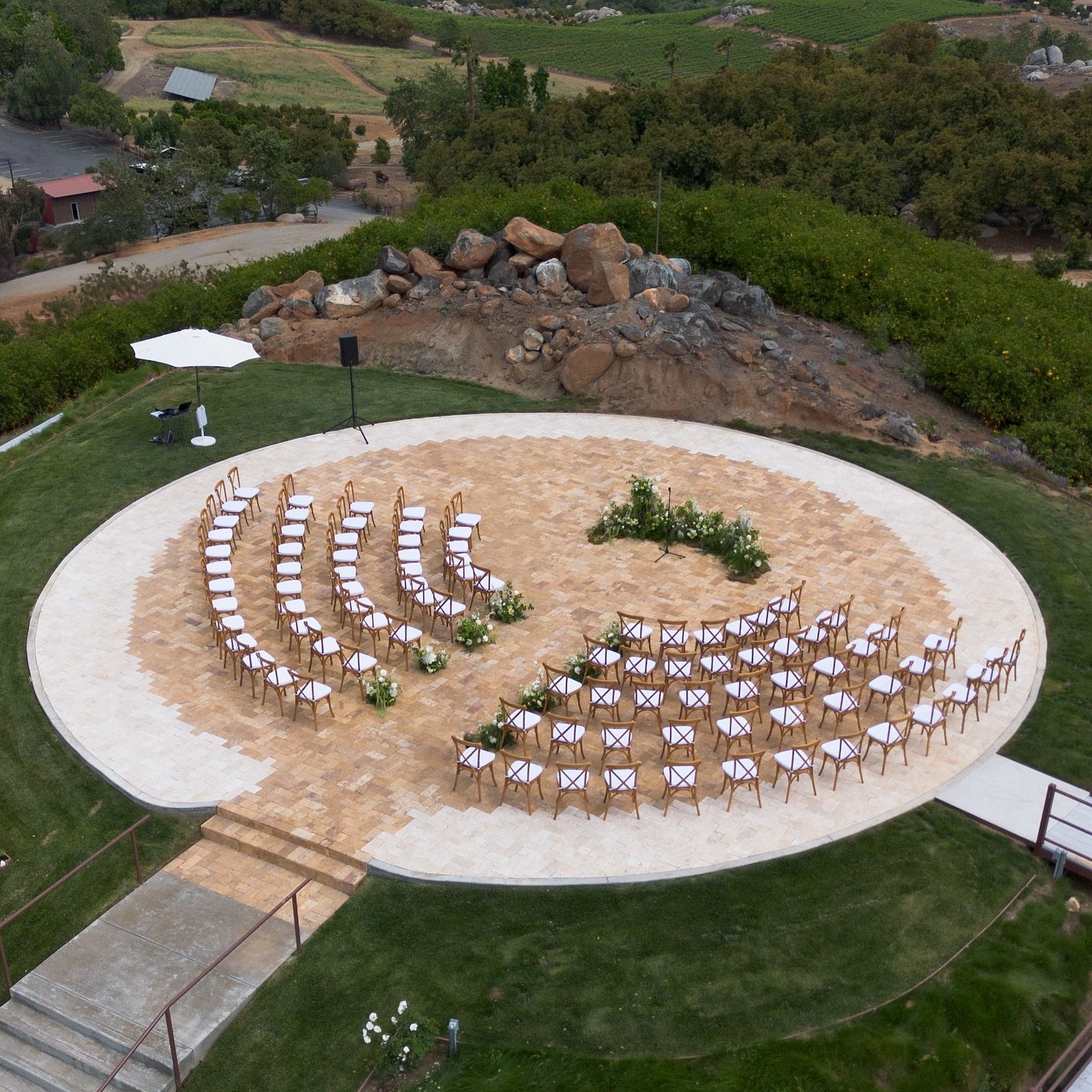 Ceremony of our dreams ✨

Planner @perfectoccasionevents 
Photographer @kimwilson.photography 
Florist @by_olee 
Videographer @inyunfilms 
Venue @rancho_bellasante 
Catering @chef.lilys.kitchen 
DJ @endlesssummerdjs 
Photobooth @nixiephotobooth