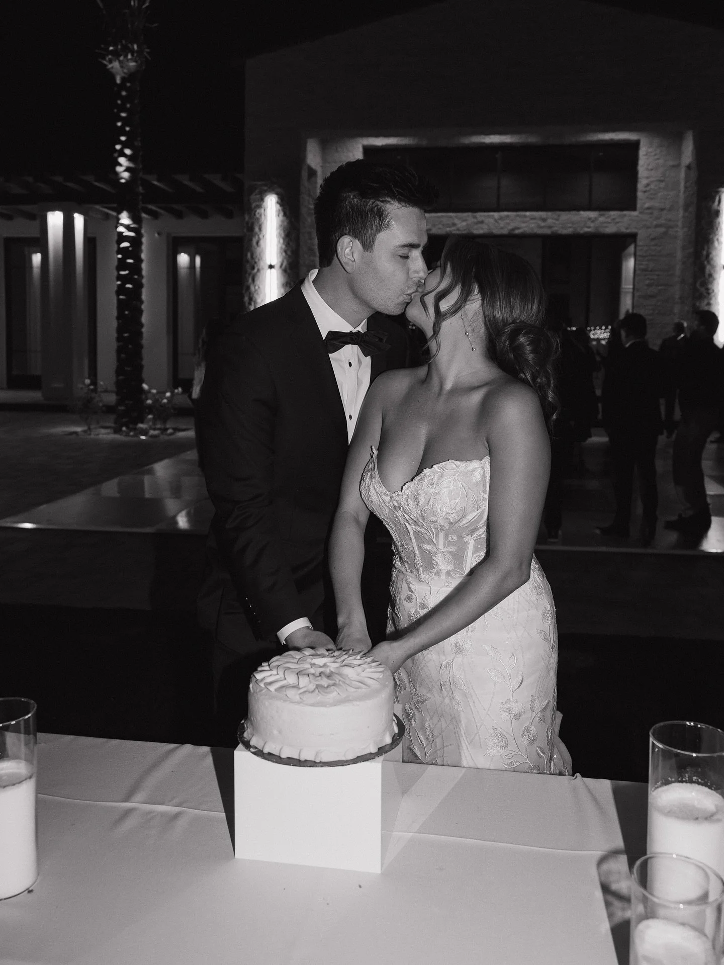 Quiet literally one of the sweetest parts of the night 🍰

When it comes to cake cutting + speeches, every couple has options:

➝ Make it intimate
Just you two (and your photographer) for a private, sweet moment before heading back to the dance floor