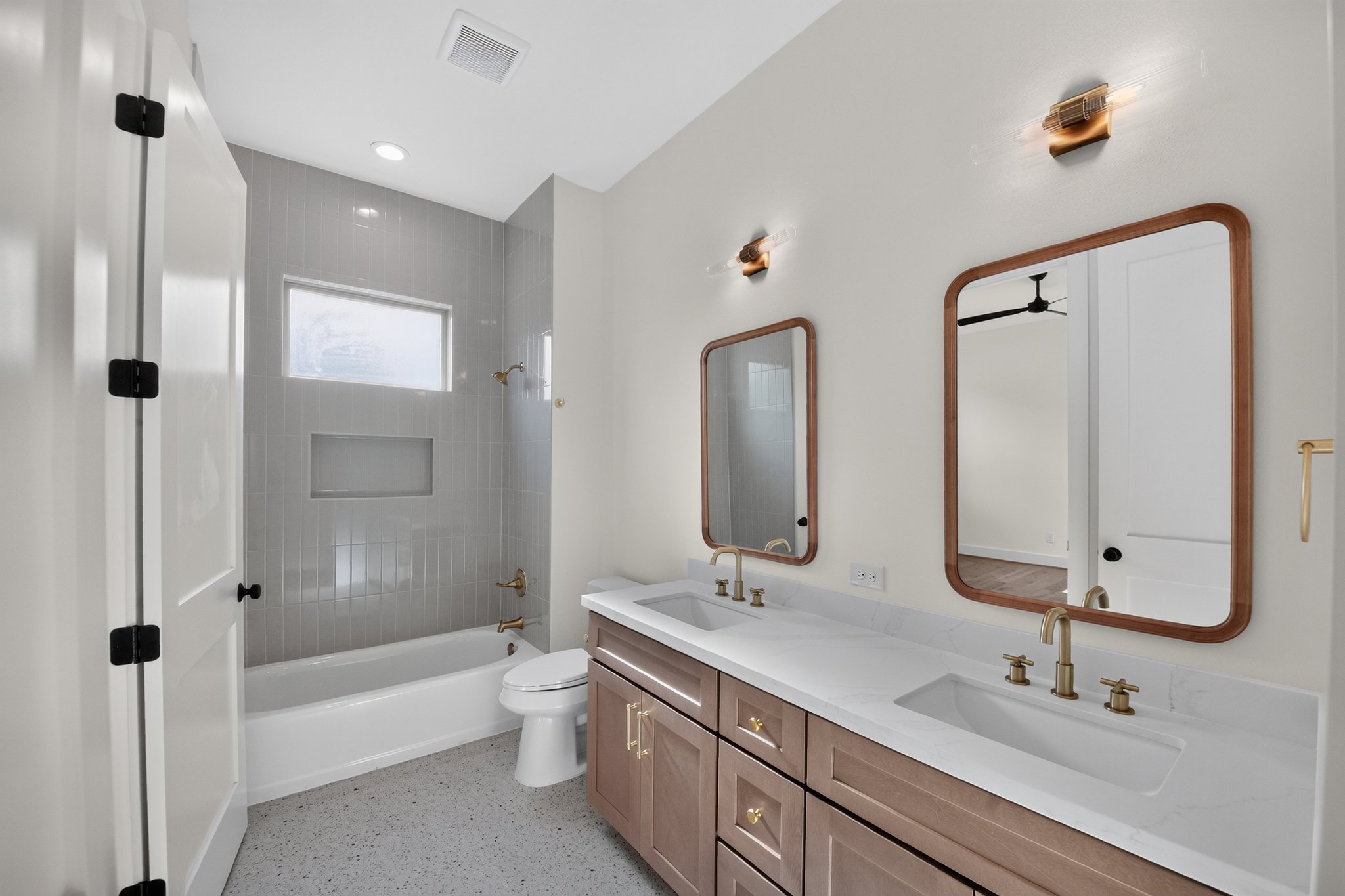 35_2010_Hewitt_Dr-Bathroom-2966.jpg