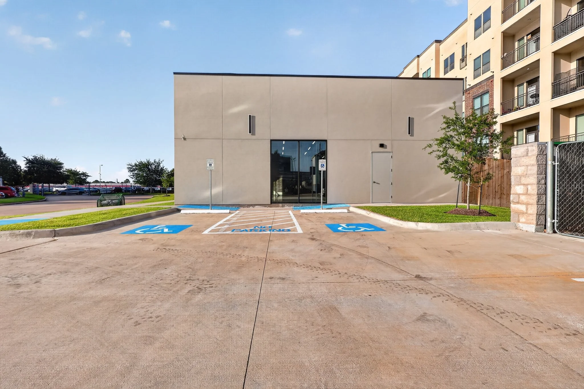 01_12249_Katy_Fwy_bldg_b-Exterior-5728.jpg