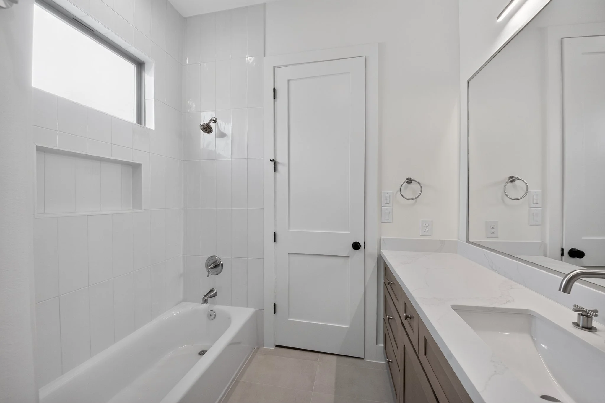 31_2010_Hewitt_Dr-Bathroom-2959.jpg