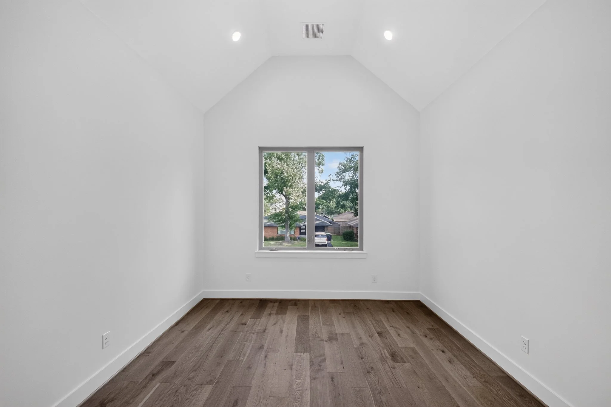 14_2010_Hewitt_Dr-Living_room-2968.jpg