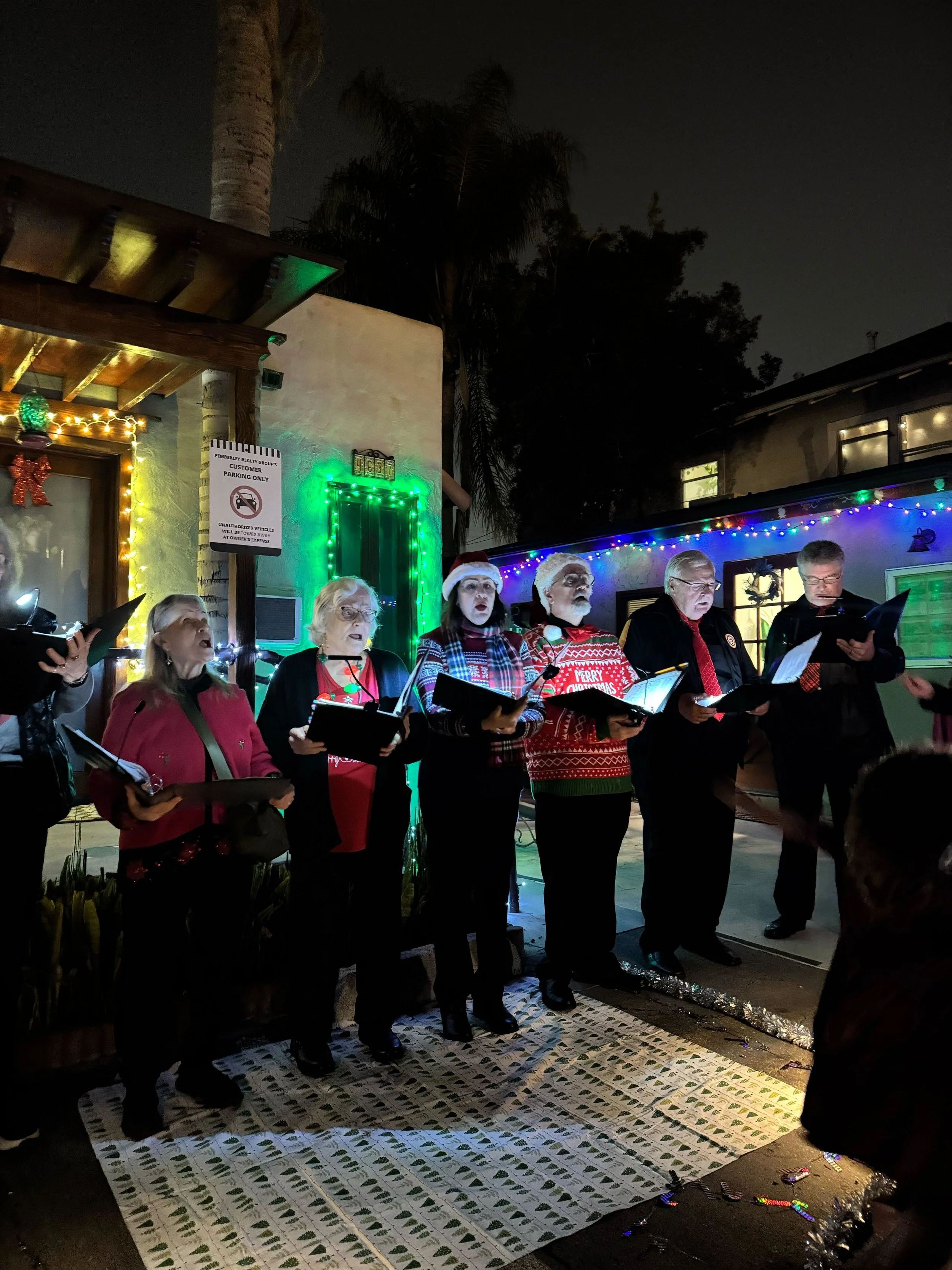 Caroling004.jpg