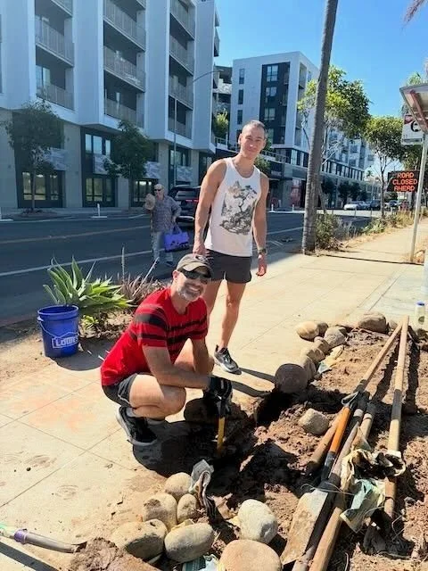 Have you seen the newest section of our native plants garden that got started over the weekend? 
Big shout out to our volunteers Mary, Dave, Elizabeth, Julien, Michelle, Eliot, and John who joined us! 
We added mulch and began building a fence. This 