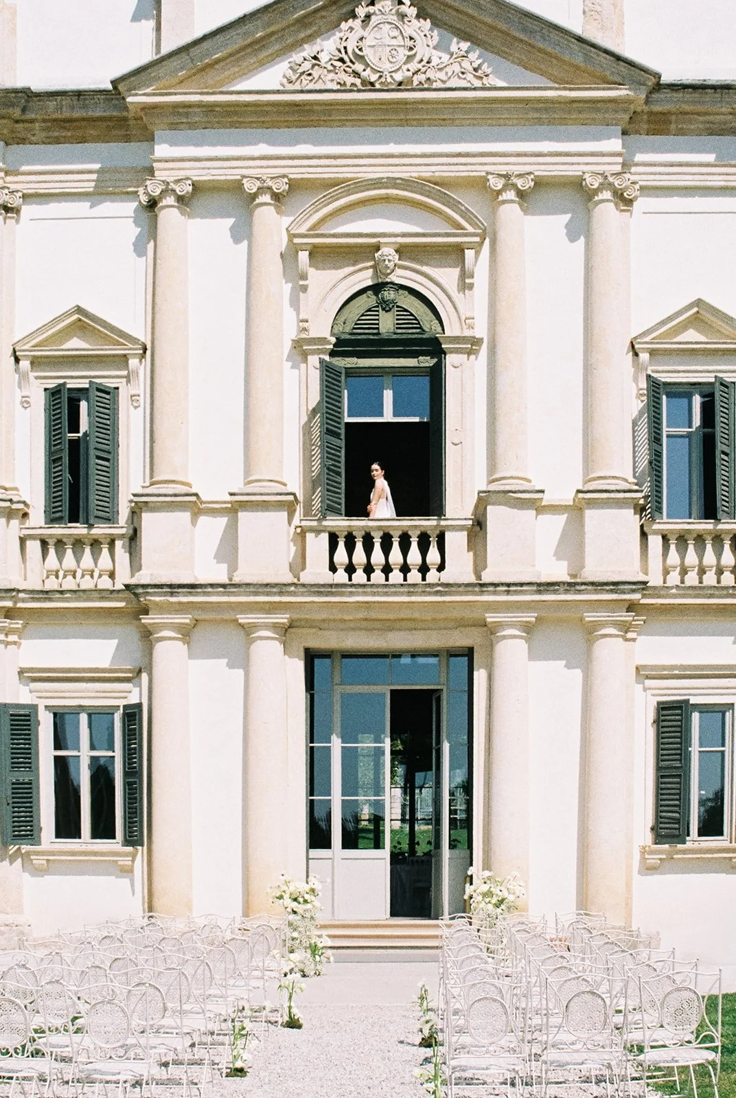 Brautpaar an den Fenstern einer Villa in Norditalien