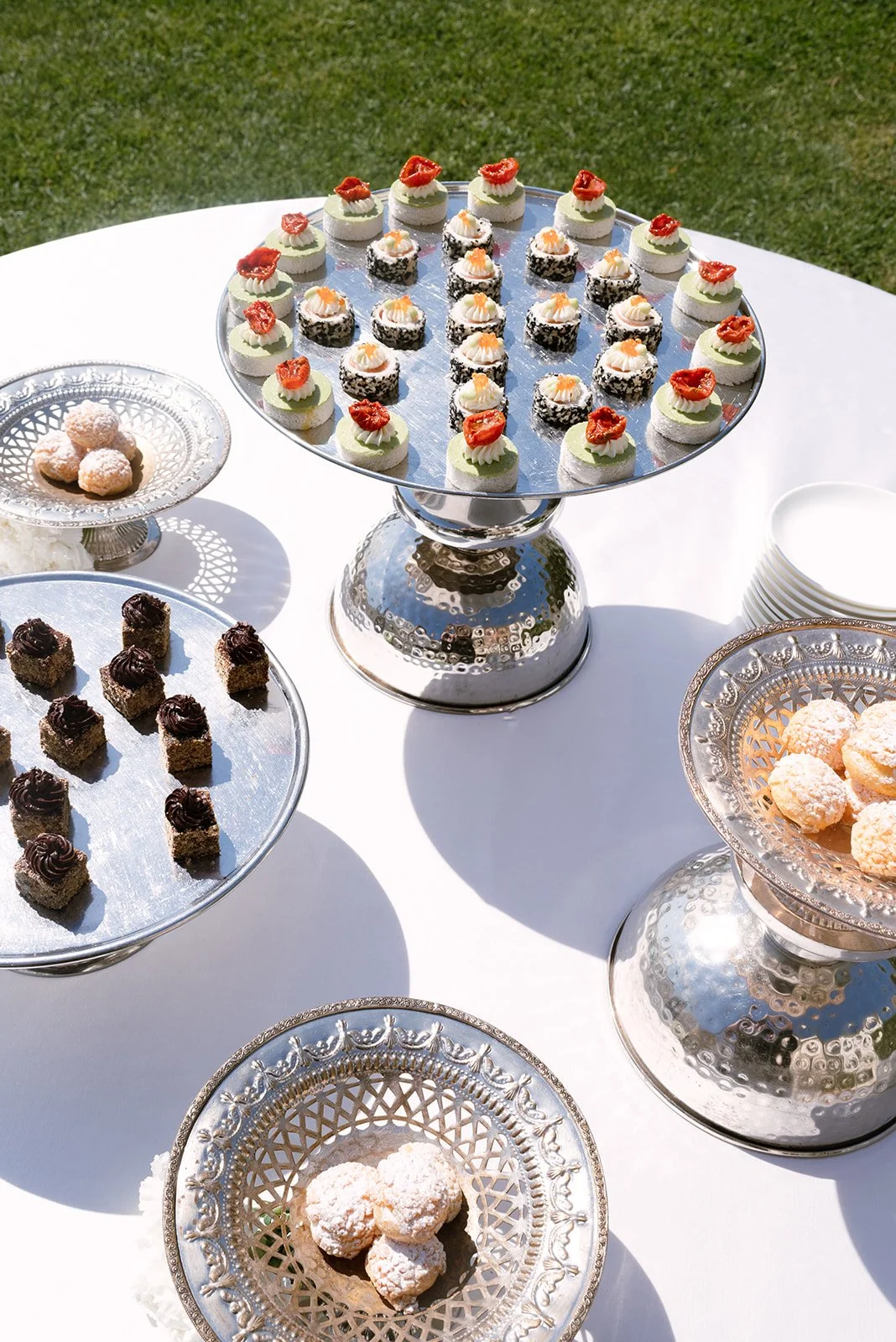 Silberne Etageren mit Pralinen und Petit Fours