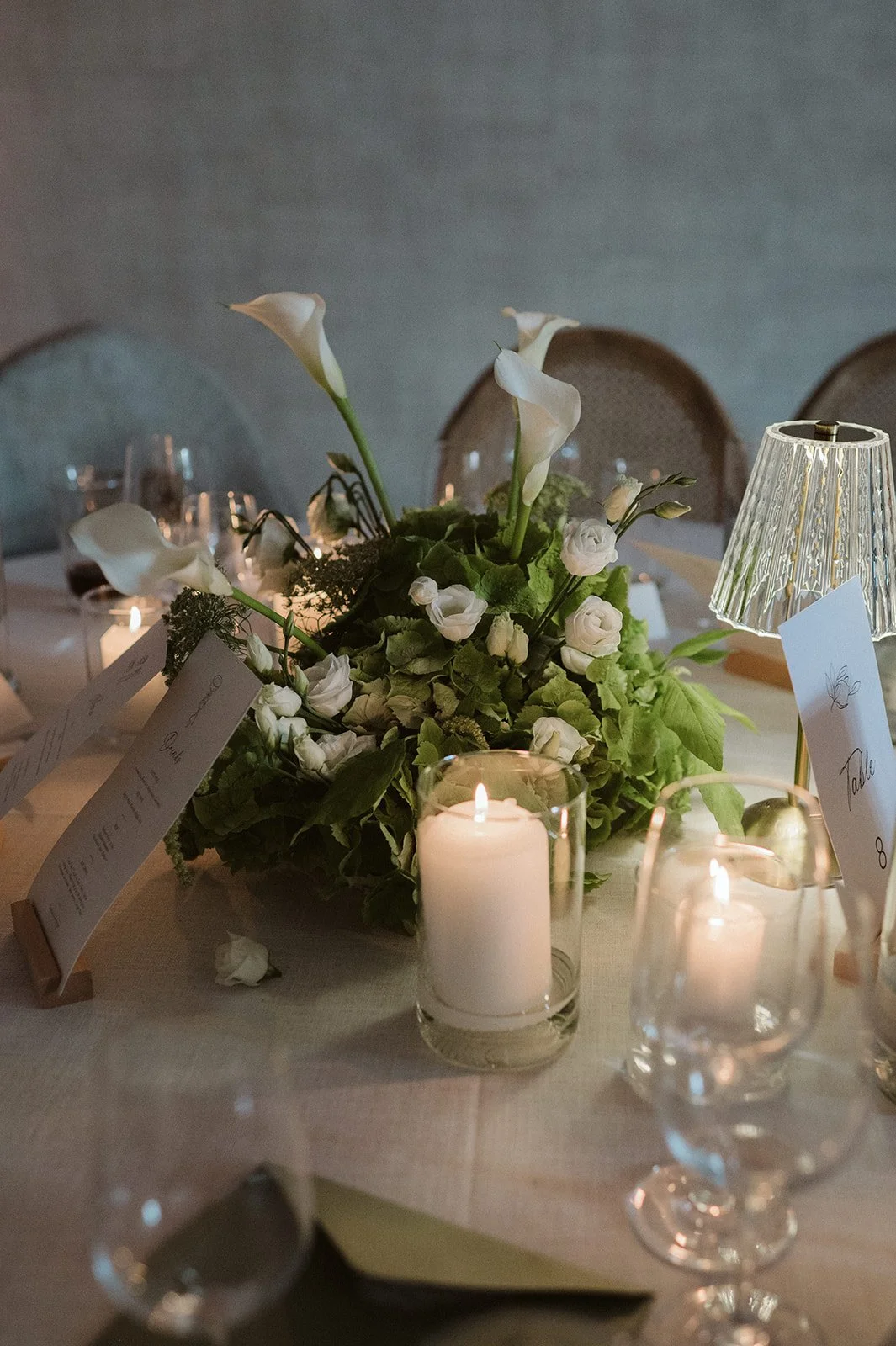 Tischdekoration mit Calla, weißen Rosen und Kerzen