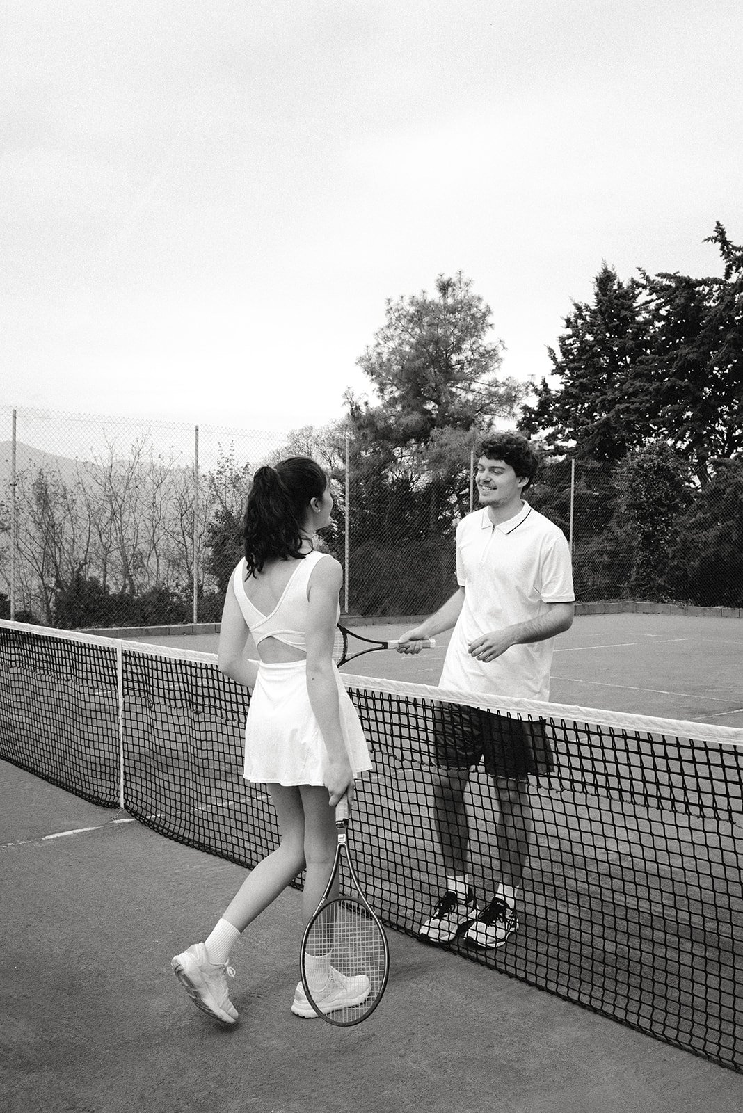 Brautpaar beim Tennis auf dem Platz der Villa