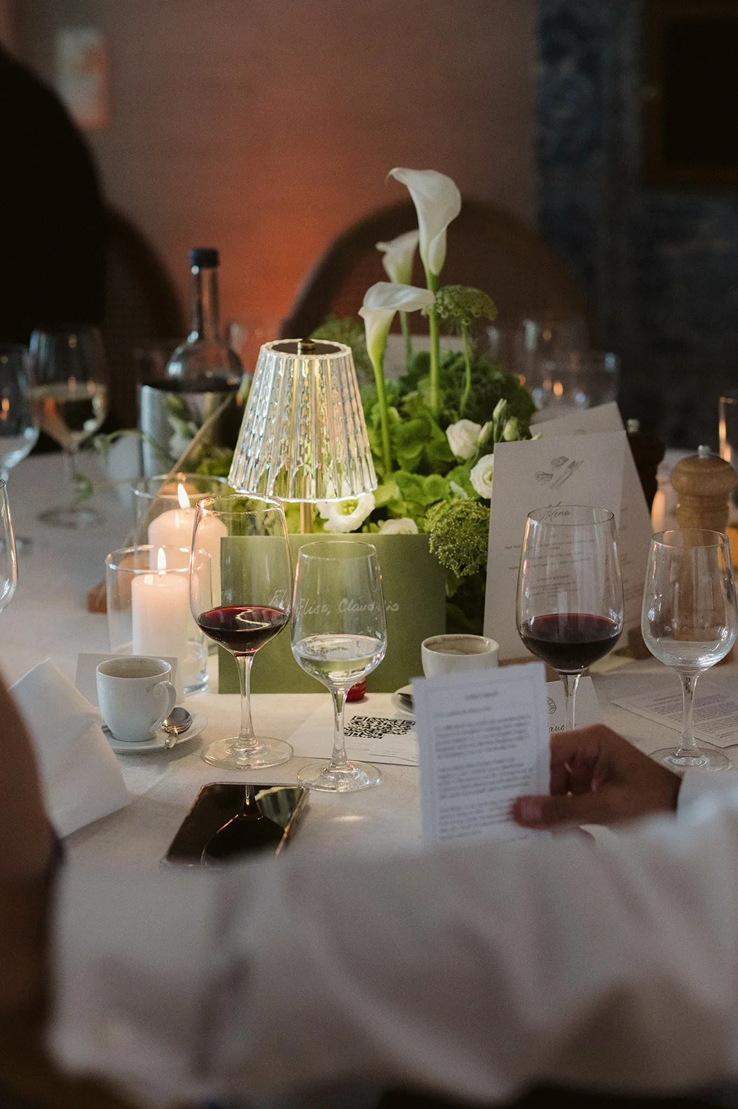 Gedeckte Tafel mit Calla, Kerzen und Tischlampe